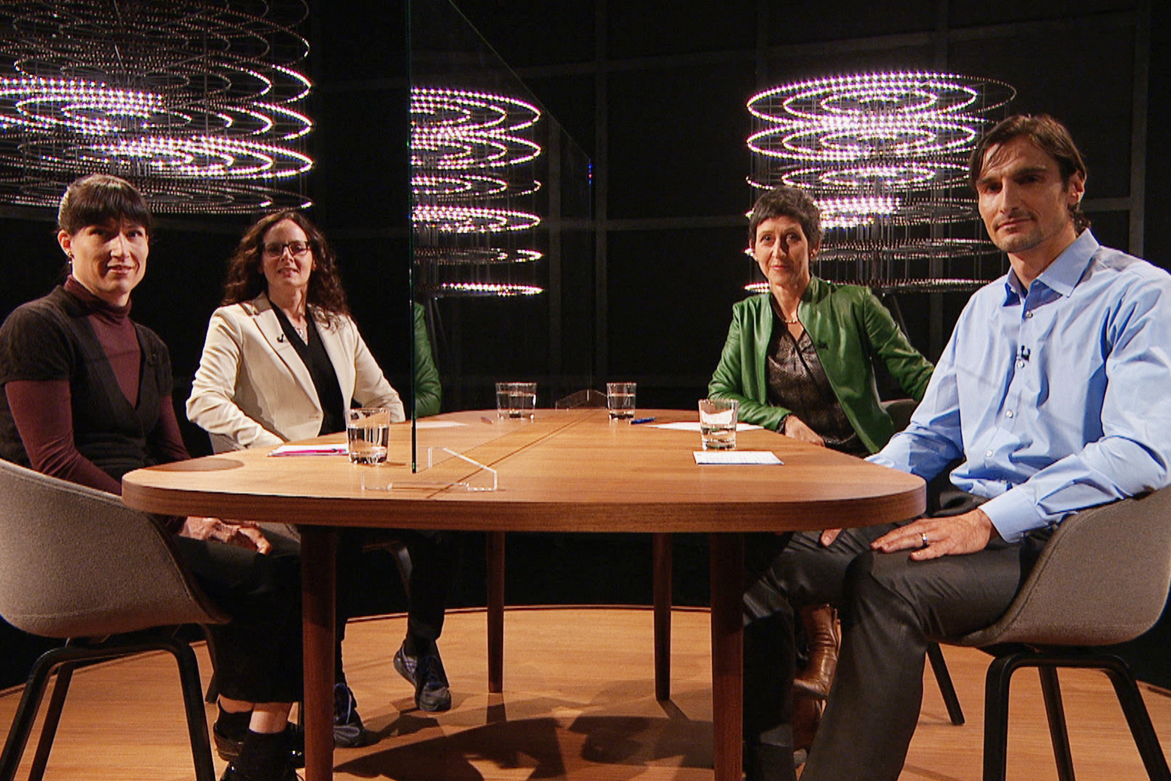 Sternstunde Kunst Dramen, Drogen, Detonationen – Kritikerrunde zum Filmpreis Denise Bucher, Filmkritikerin, Marcy Goldberg, Filmhistorikerin, Moderatorin Monika Schärer und Selim Petersen, Filmredaktor