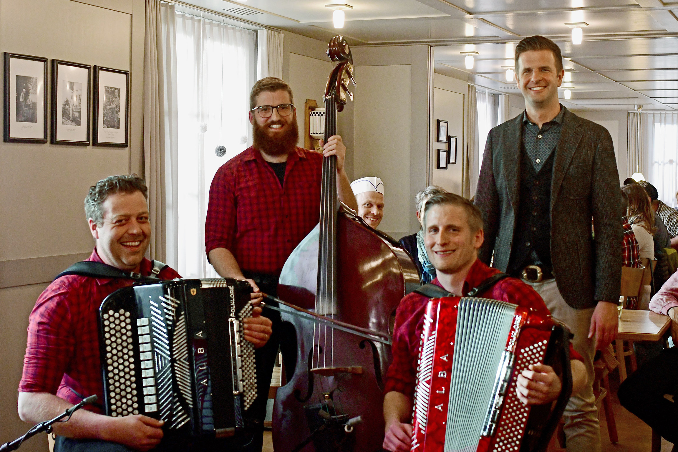 Potzmusig Endlich wieder in der Beiz. Echo vom Heubodä mit Nicolas Senn: Am Akkordeon Dani Meier und Cyrill Wyss, am Kontrabass Philipp Wyss mit Moderator Nicolas Senn