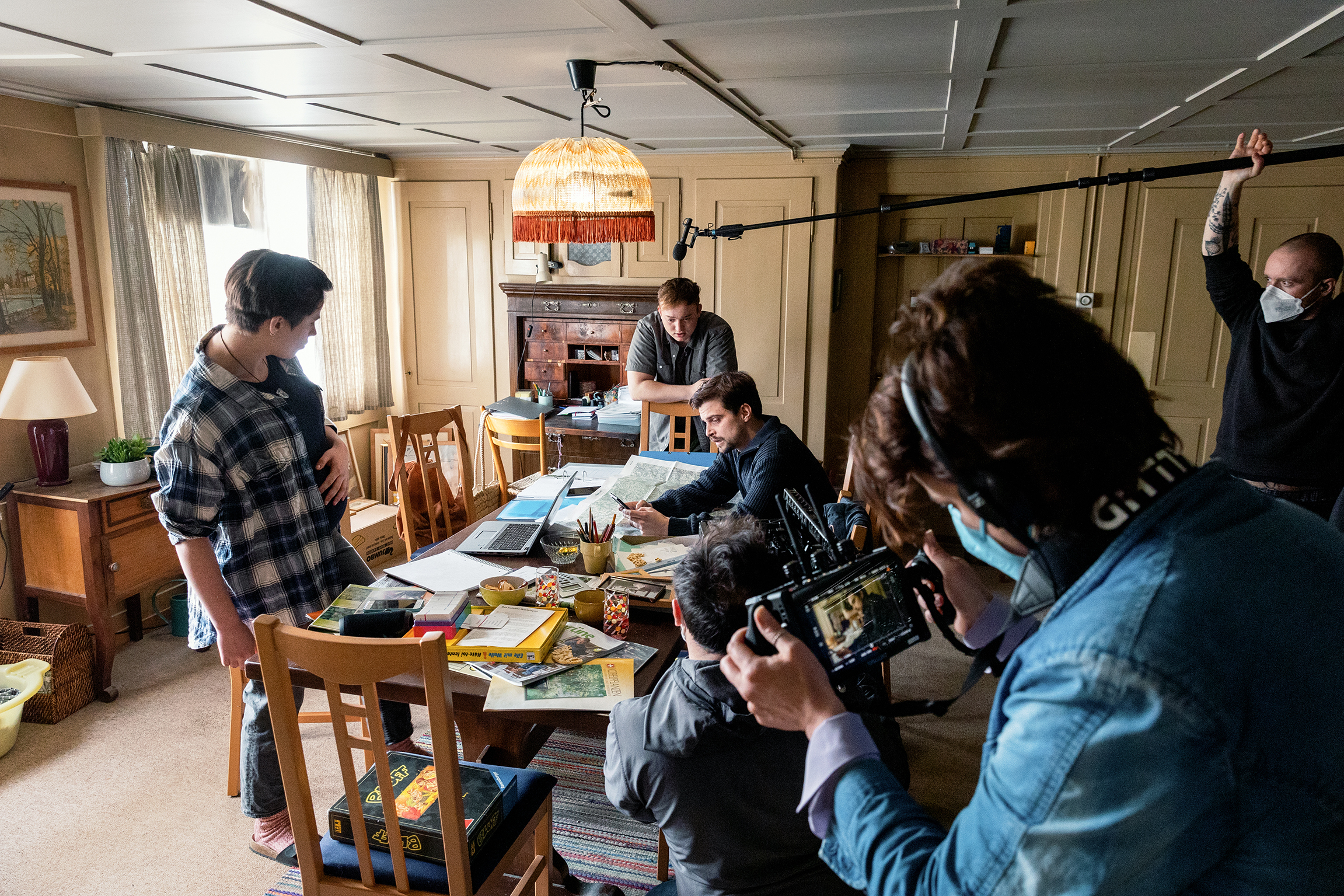 Neumatt Staffel 2 Erster Drehtag mit Regisseurin Andrea Štaka (r.), Rumo Wehrli (l.), Jérôme Humm (2.v.l.), Julian Koechlin (3.v.l.) 21.3.2022