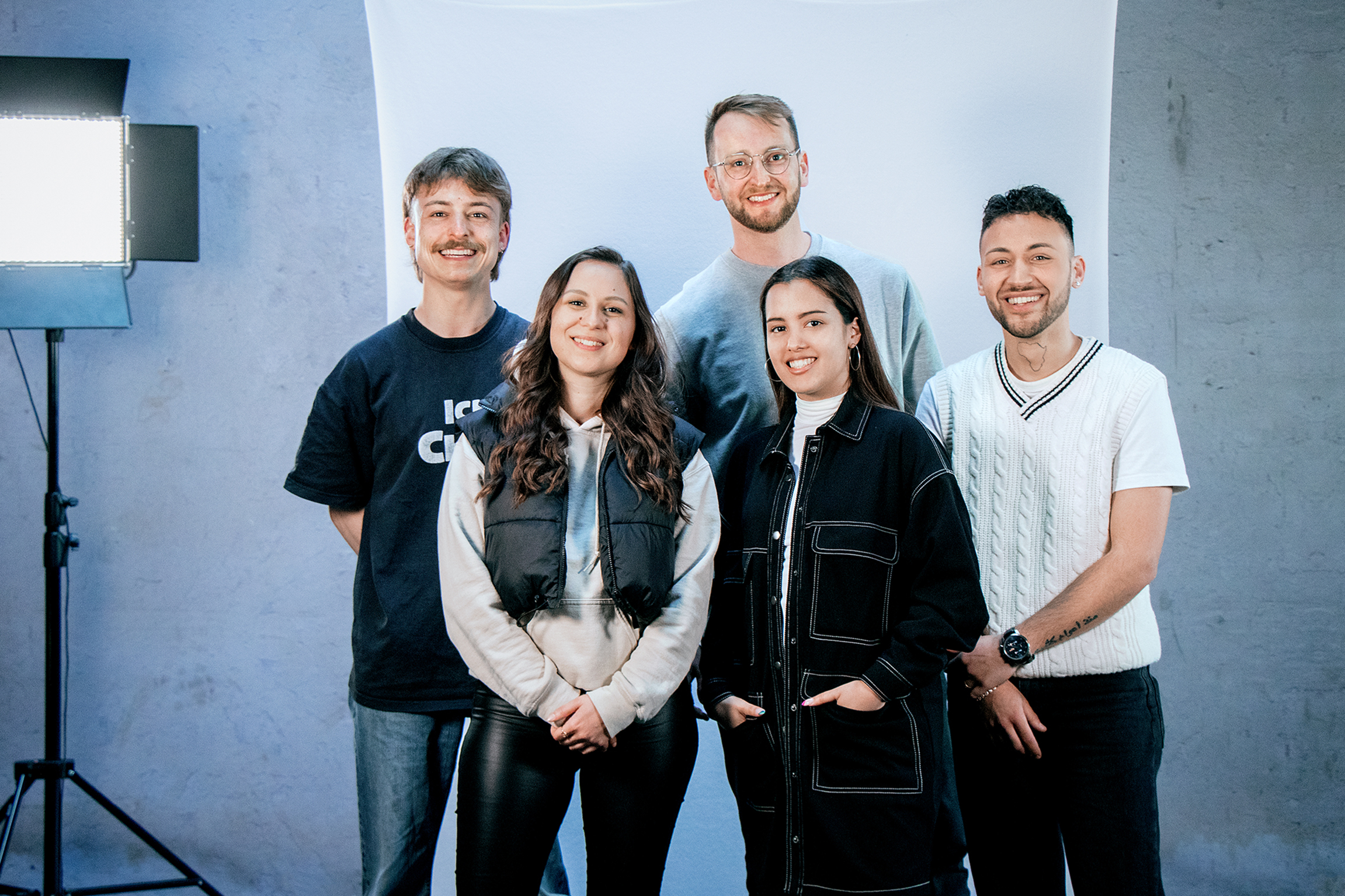 Radio SRF Virus Die Virus-Hosts: Flavio Stucki, Mira Weingart, Vincenz Suter (hinten), Gabriela Mennel, Younes Sagarra 2022