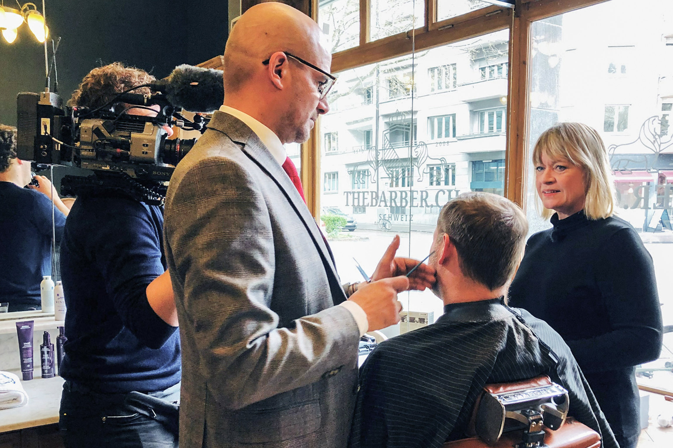 Puls Mut zur Glatze statt Haare um jeden PreisInhaber von „The Barber“ Eddine Belaid zeigt Daniela Lager, wie man Geheimratsecken kaschiert.