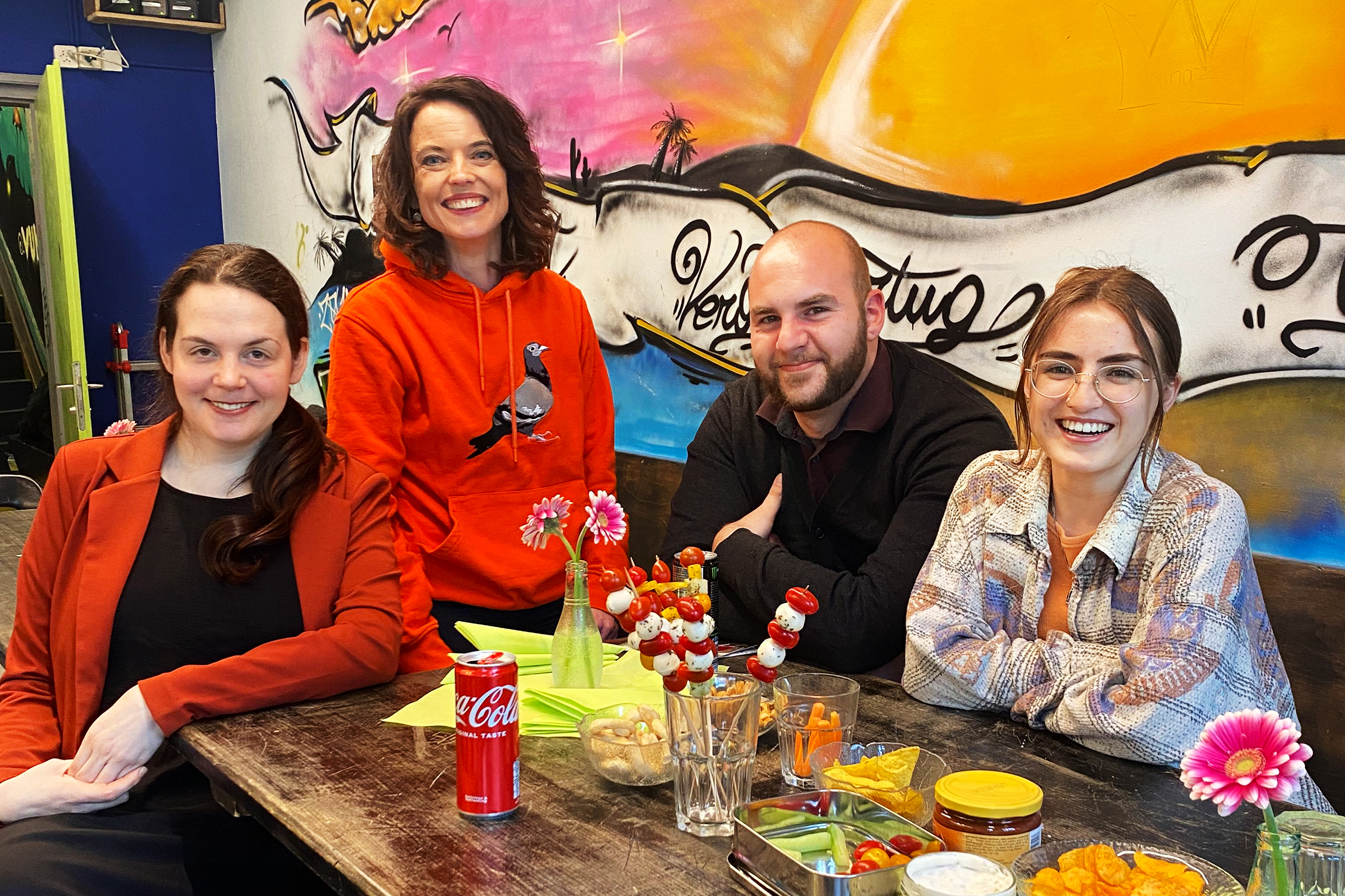 Mona mittendrin Bei ehemaligen Heimkindern Mona Vetsch mit Rose (l.), Patrick (2.v.r.) und Carmen (r.): Die drei setzen als «Care Leaver» für bessere Startbedingungen für ehemaligen Heimkinder ein.