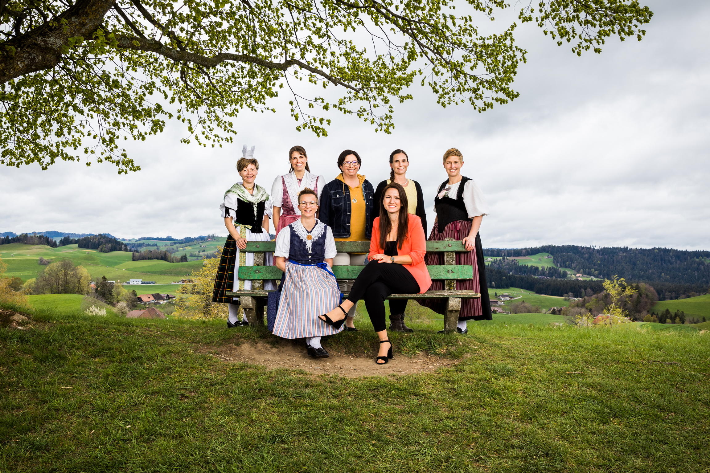 SRF bi de Lüt – Landfrauenküche Staffel 16Gruppenbild der Landfrauen: (hinten v.l.) Lydia Barmettler, Eliane Schürpf, Cathrin Iten, Anja Maag, Monika Kurmann-Emmenegger(vorne v.l.) Helen Imhof, Daniela Huwiler2022Copyright: SRF/Ueli Christoffel