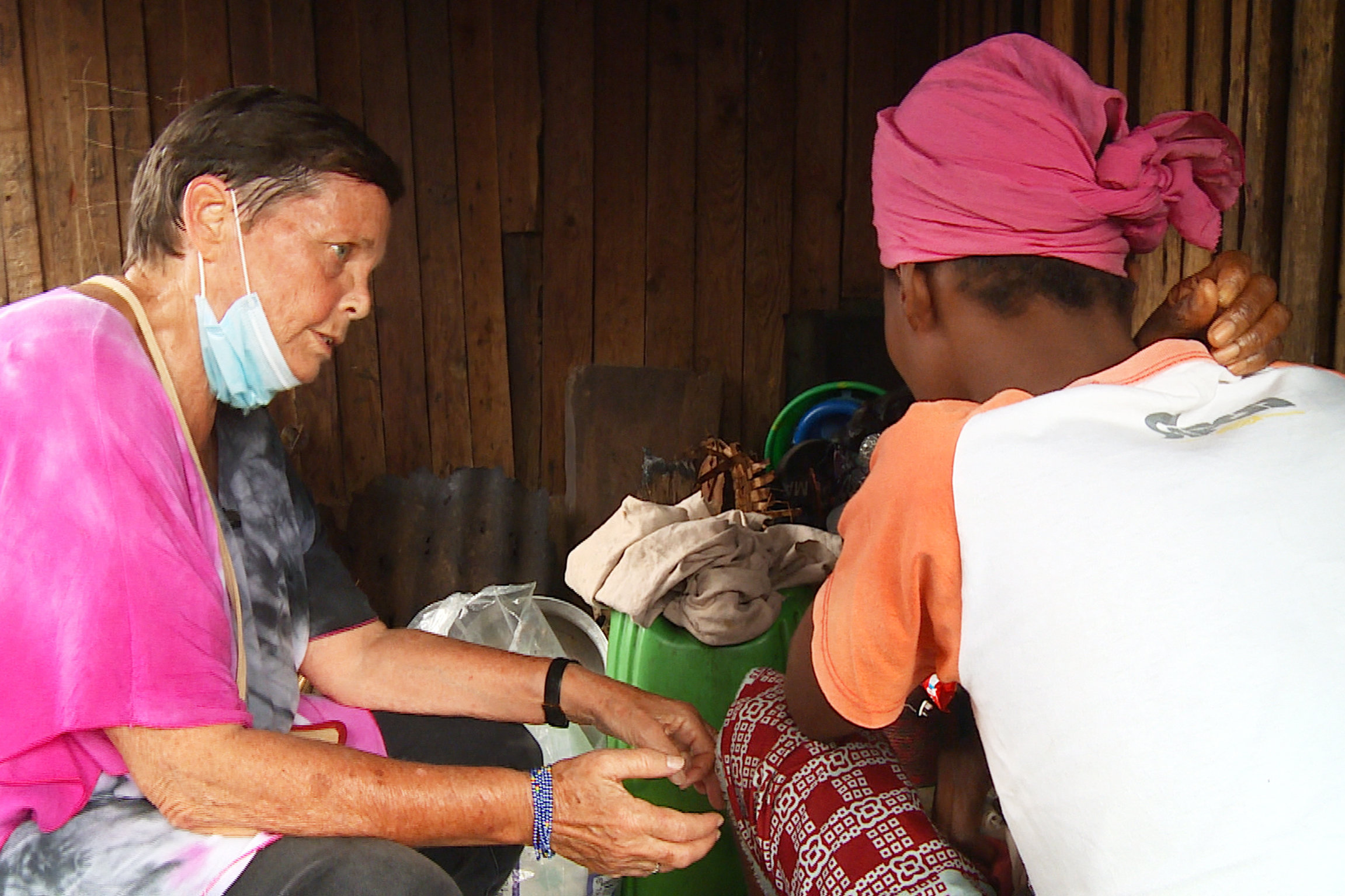 Reporter Lotti Latrous - Ein Leben für die Armen Lotti Latrous versucht im Slum von Abidjan einer kranken Frau zu helfen.