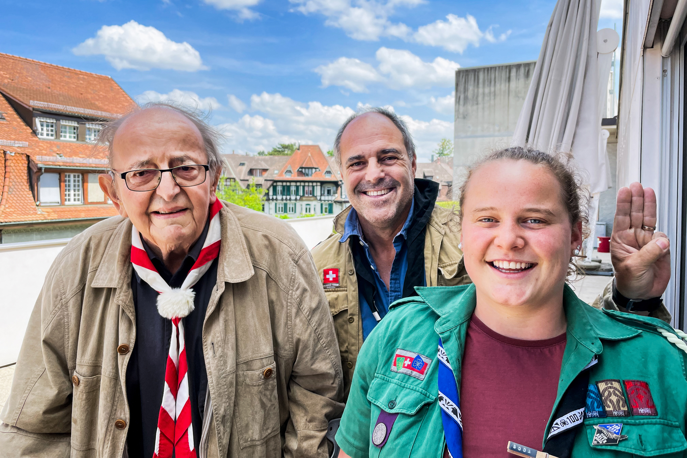 Radio SRF 1 – Einmal Pfadi – immer Pfadi Radio SRF 1 schaut auf über 100 Jahre Begeisterung für die grösste Schweizer Jugendorganisation  Drei Generationen Pfadis (v.l.): Hans Flury (Pfadiname Gaagger), Andreas Engelhard (Pfadiname Strolch) und Flurina Kloter (Pfadiname Soda) 2022