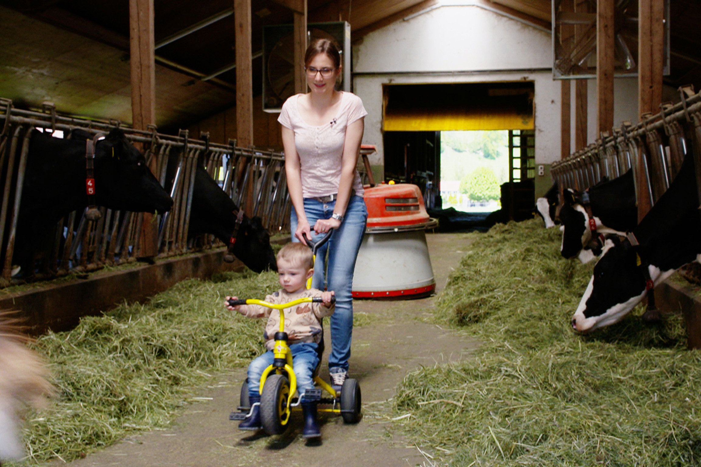 SRF DOK Die stille Revolution der Bäuerinnen Bäuerinnen von heute nehmen sich oft mehr Zeit für die Kinder: Hier Marina Fuhrer und ihr Sohn im Stall
