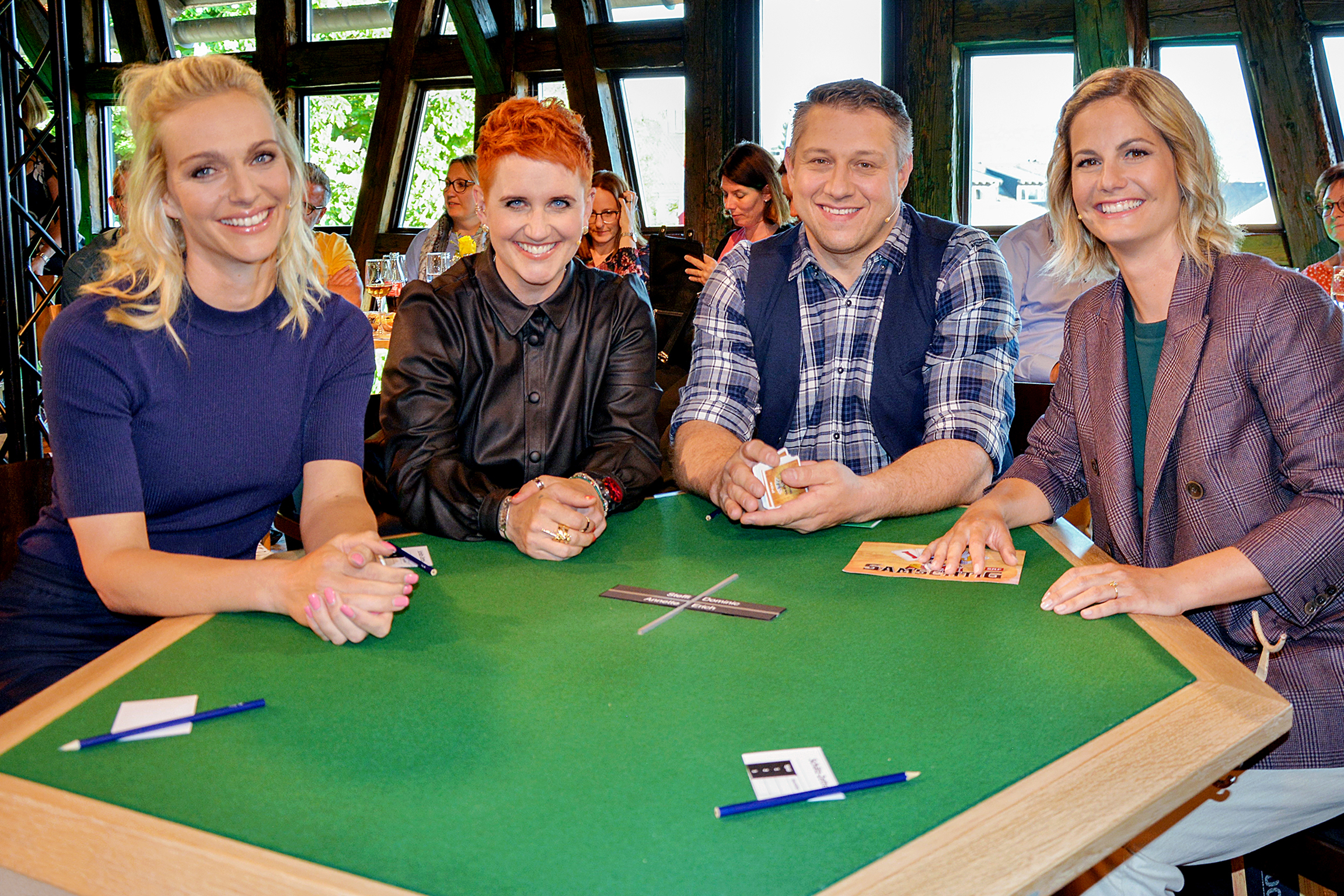 Samschtig-Jass Mit Annette Fetscherin und Steffi BuchliAnnette Fetscherin, Steffi Buchli, Jörg Abderhalden und Moderatorin Fabienne Bamert
