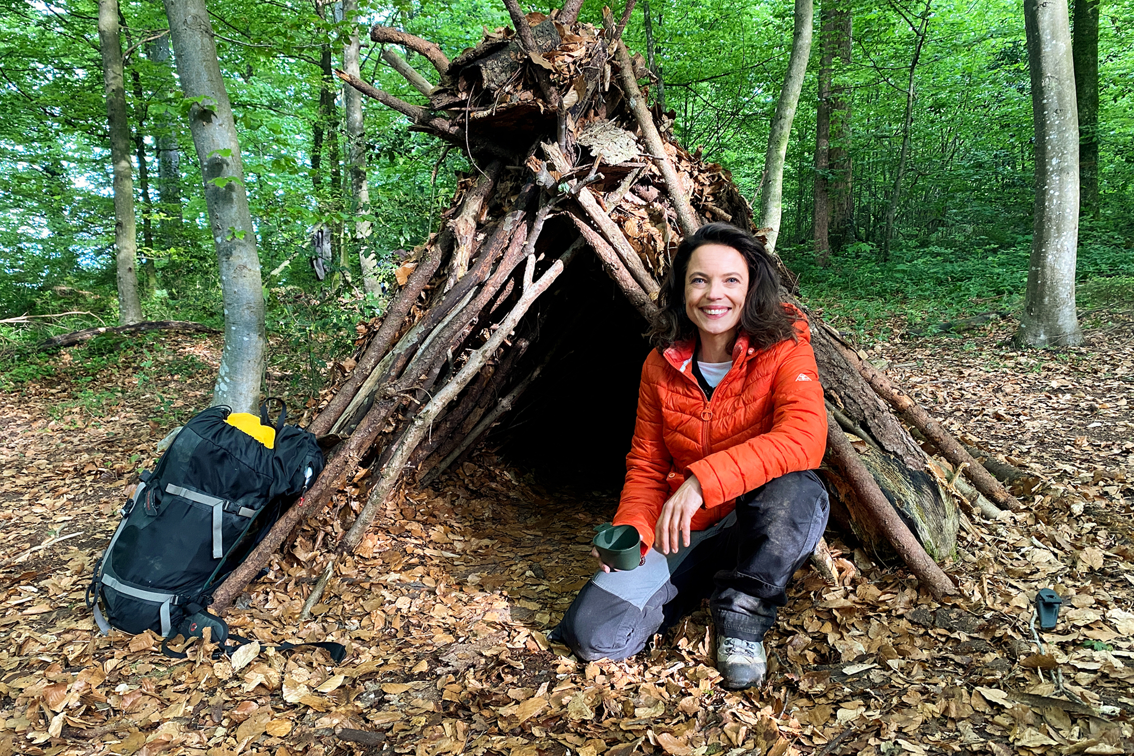 Mona mittendrin Im Survival-Training Mona Vetsch vor ihrer selbstgebauten Notunterkunft