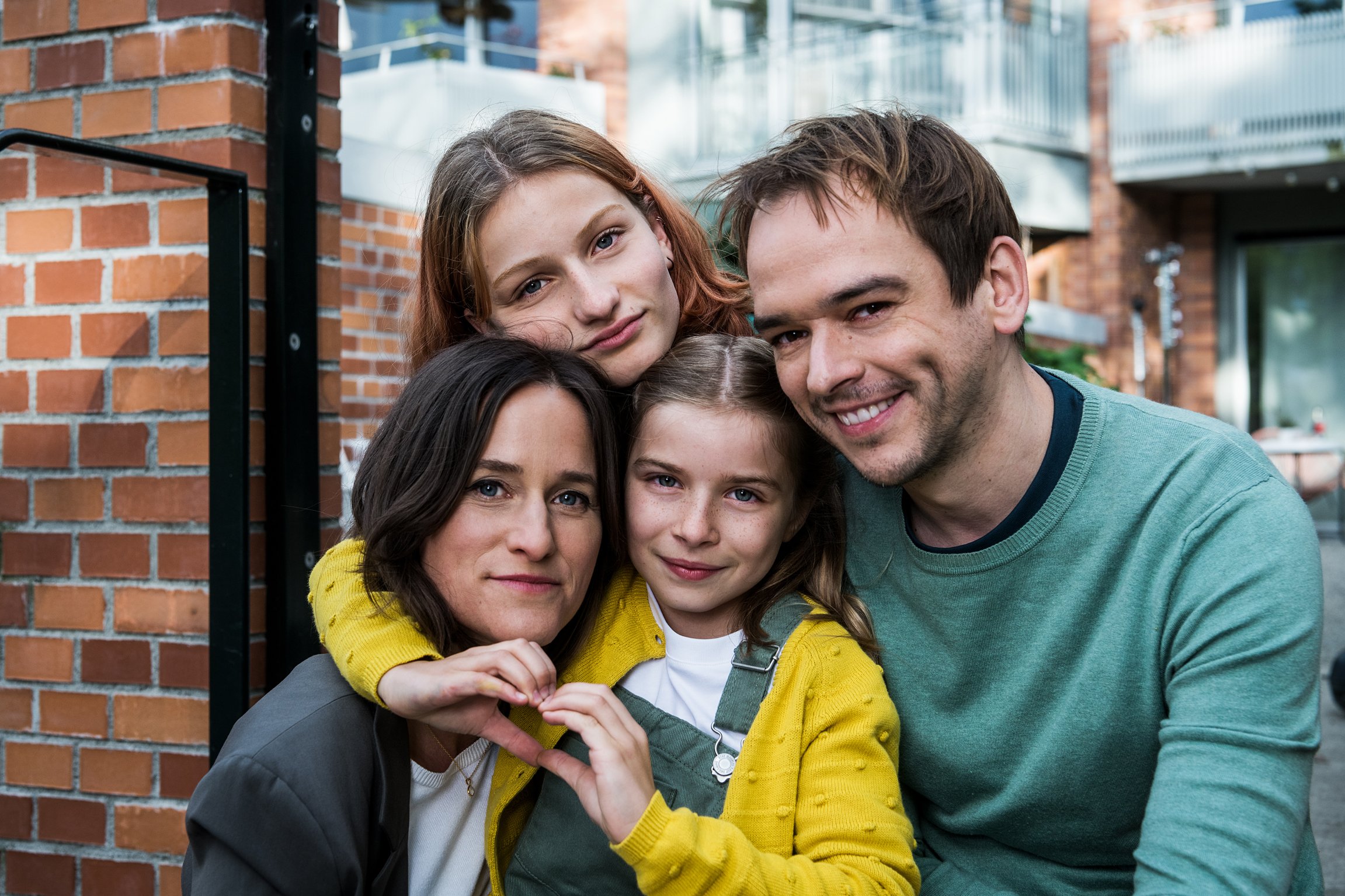 Emma lügt Lancierungsbilder Familie Wieler: v.l. Johanna Bantzer als Mutter Isabelle Wieler, Paula Rappaport als Liv Wieler, Alma Klingenbeck als Emma Wieler und Martin Vischer als Vater Christian Wyler 2022