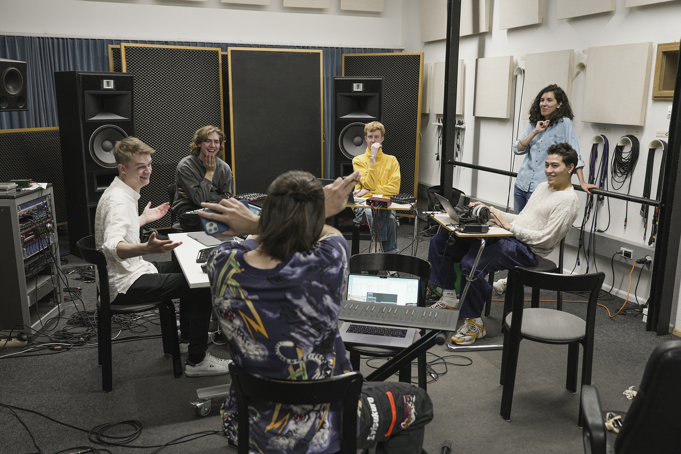 Schwerpunktwoche «Jazz and Classical Talents» von Radio SRF 2 Kultur Unter Anleitung von Svetlana Maraš probt das Noise Ensemble im Elektronischen Studio der Hochschule für Musik FHNW Basel.