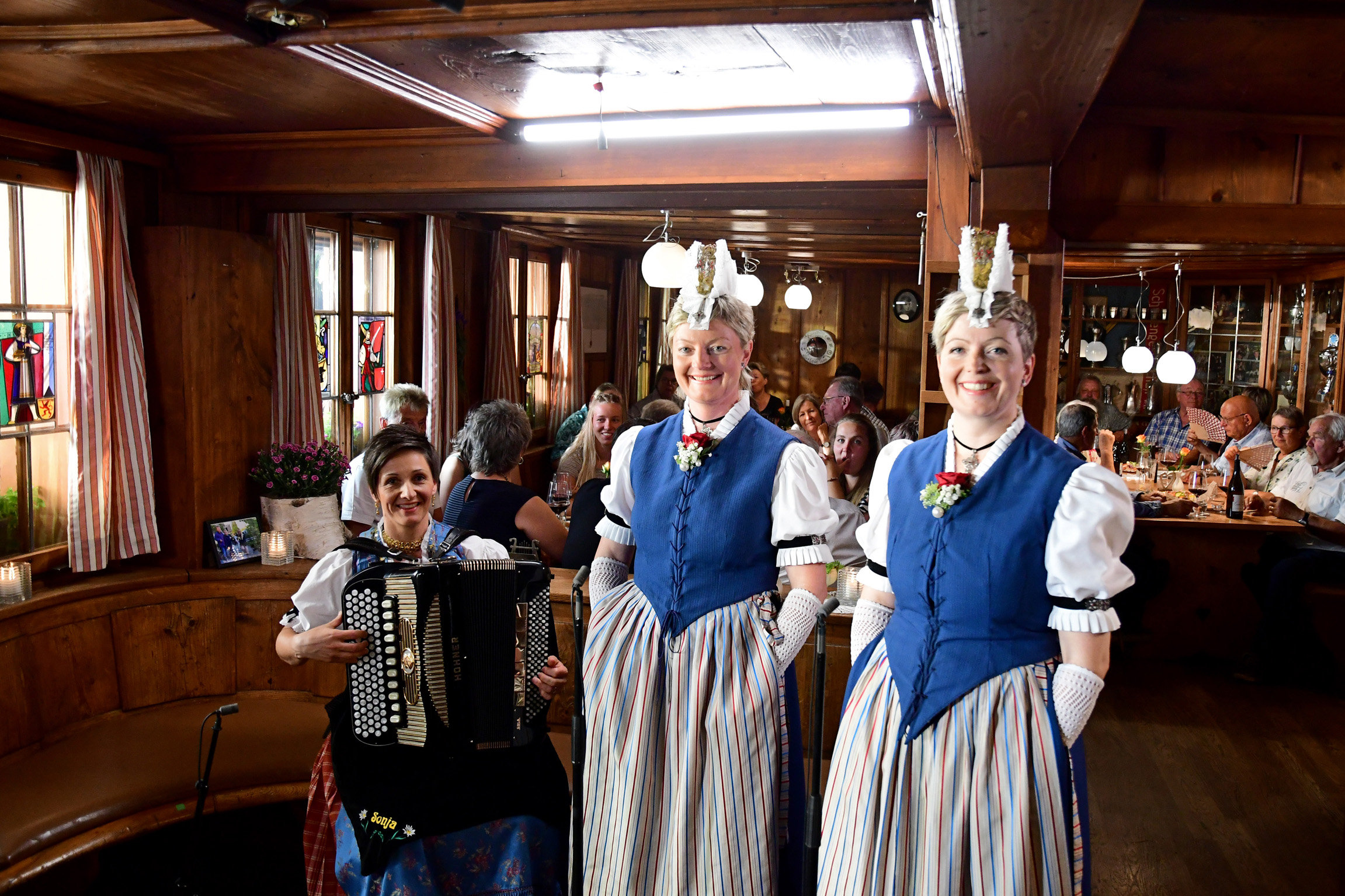 Potzmusig Restaurant Löwen Rickenbach LU Jodelduett Stadler-Styger: Am Akkordeon Sonja Schälin-Zürcher, Esther Styger-Reichlin undYvonne Stadler-Reichlin