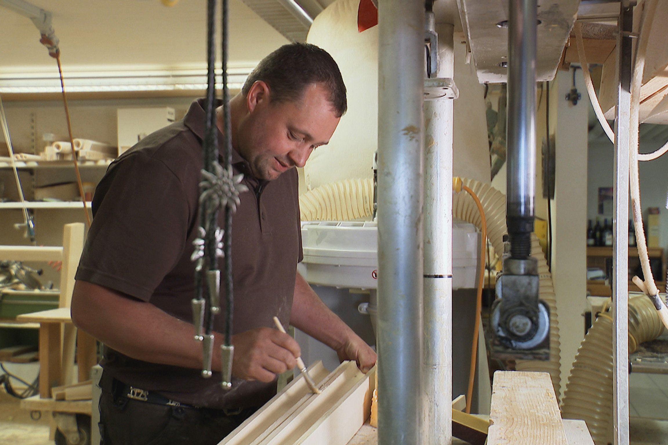 Potzmusig – Handgmacht Der Alphornbauer Heinz Tschiemer: Präzision bei der Herstellung des Alphorns