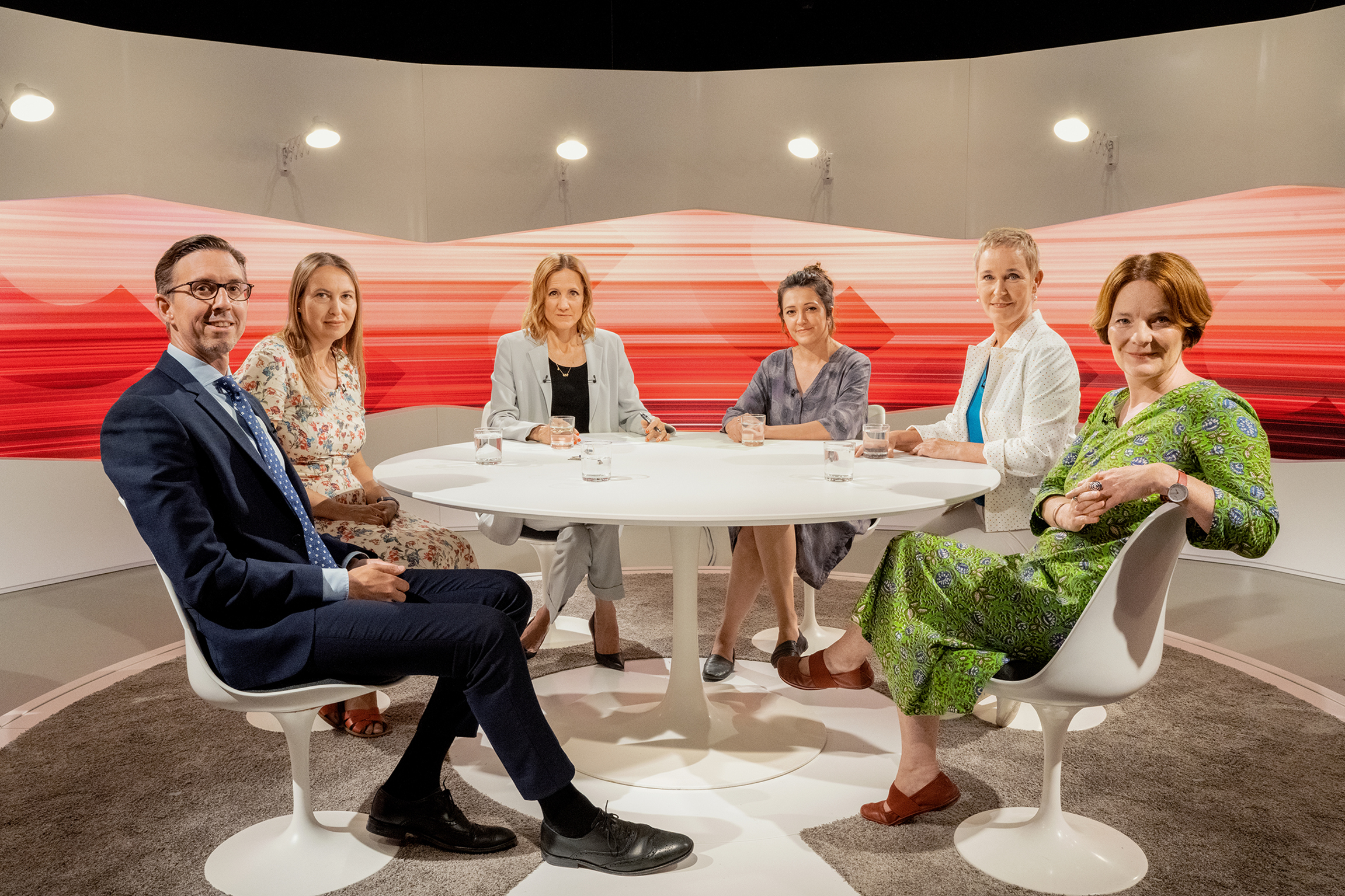 Club-Sommerserie: Geflüchtete – Wer ist willkommen? Sendung vom 26.7.2022 v. l. Claudio Martelli, Vize-Direktor des Staatssekretariats für Migration, Halyna Ilyasevych Rauber, Ukrainischer Verein Schweiz, Moderatorin Barbara Lüthi, Albina Muhtari, Gründerin und Chefredaktorin «baba news», Miriam Behrens, Direktorin Schweizerische Flüchtlingshilfe, Francesca Falk, Historikerin, Dozentin für Migrationsgeschichte an der Universität Bern