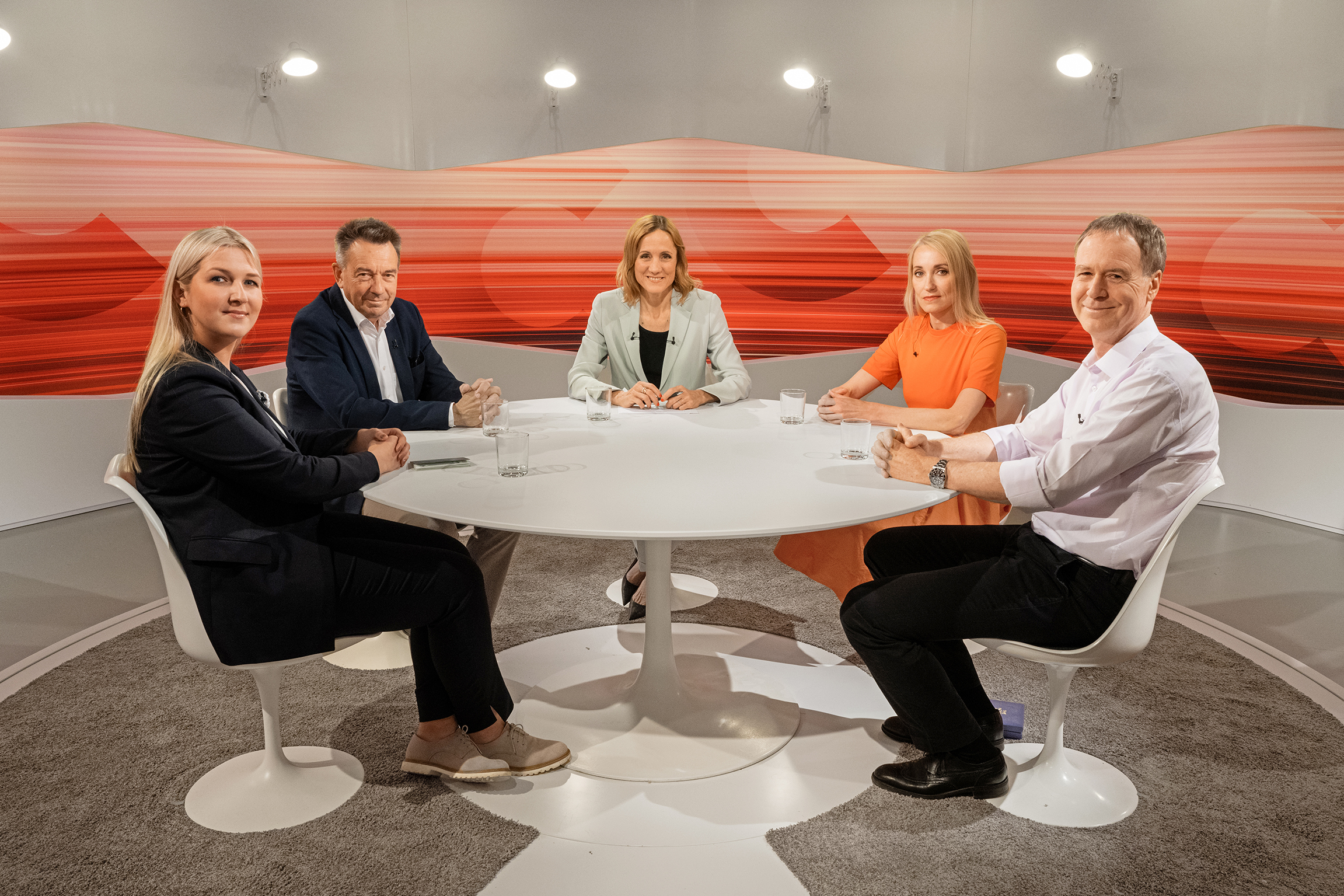 Club-Sommerserie: Die Spuren des Krieges Sendung vom 9.8.2022 v.l. Selma Jahić, Überlebende des Genozids von Srebrenica, Peter Maurer, Präsident des IKRK, Moderatorin Barbara Lüthi, Natallia Hersche, schweizerisch-belarussische Doppelbürgerin, war 17 Monate in Belarus im Gefängnis, Jakob Kern, Notfallkoordinator des UNO-Welternährungsprogramms für die Ukraine und Vize-Stabschef