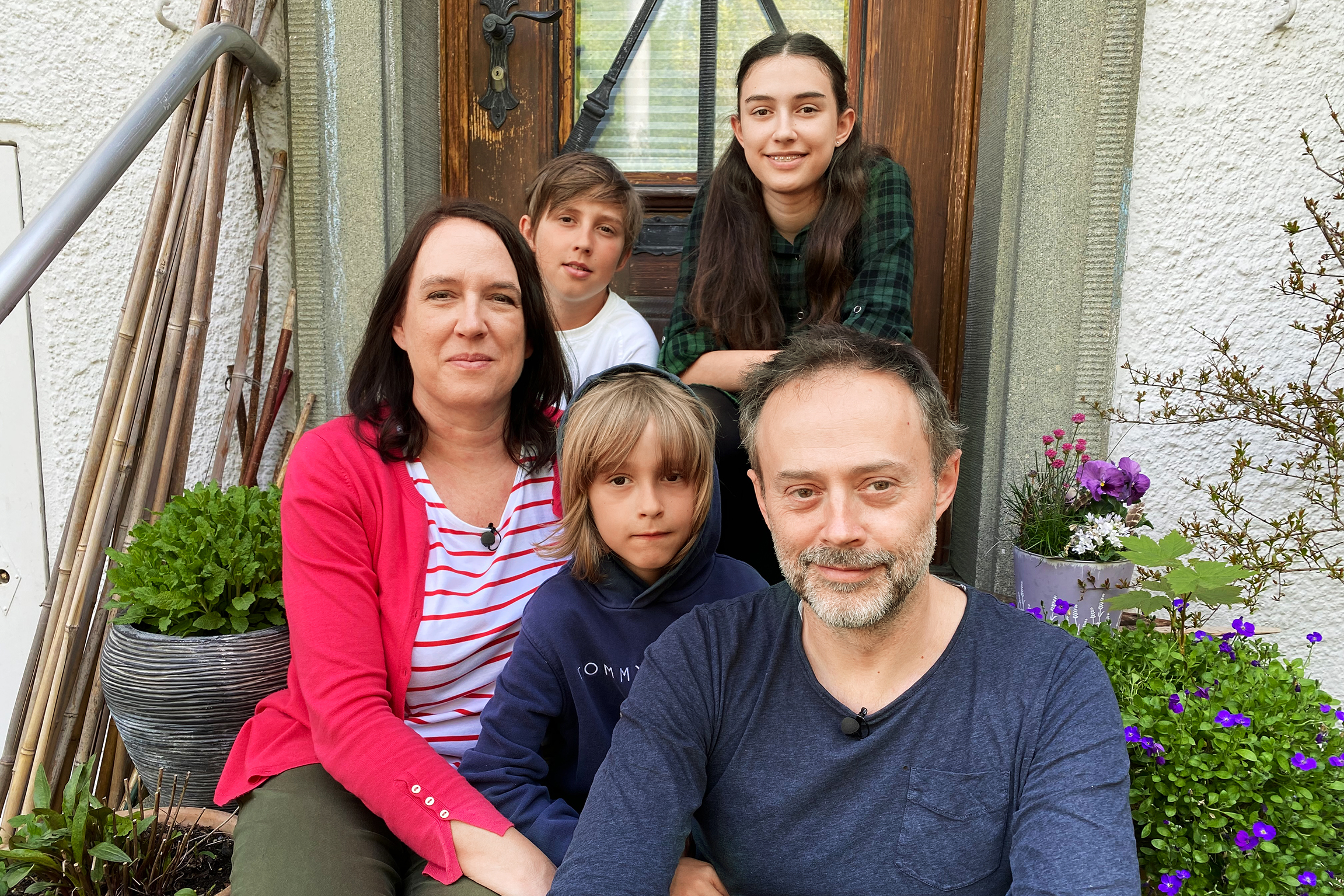 SRF bi de Lüt – Heimweh Nathalie (links), Matteo (hinten), Stella (hinten, rechts), Tiziano (Mitte) und vorne, rechts Vater Sandro Balliana vor ihrem Haus in Zürich.