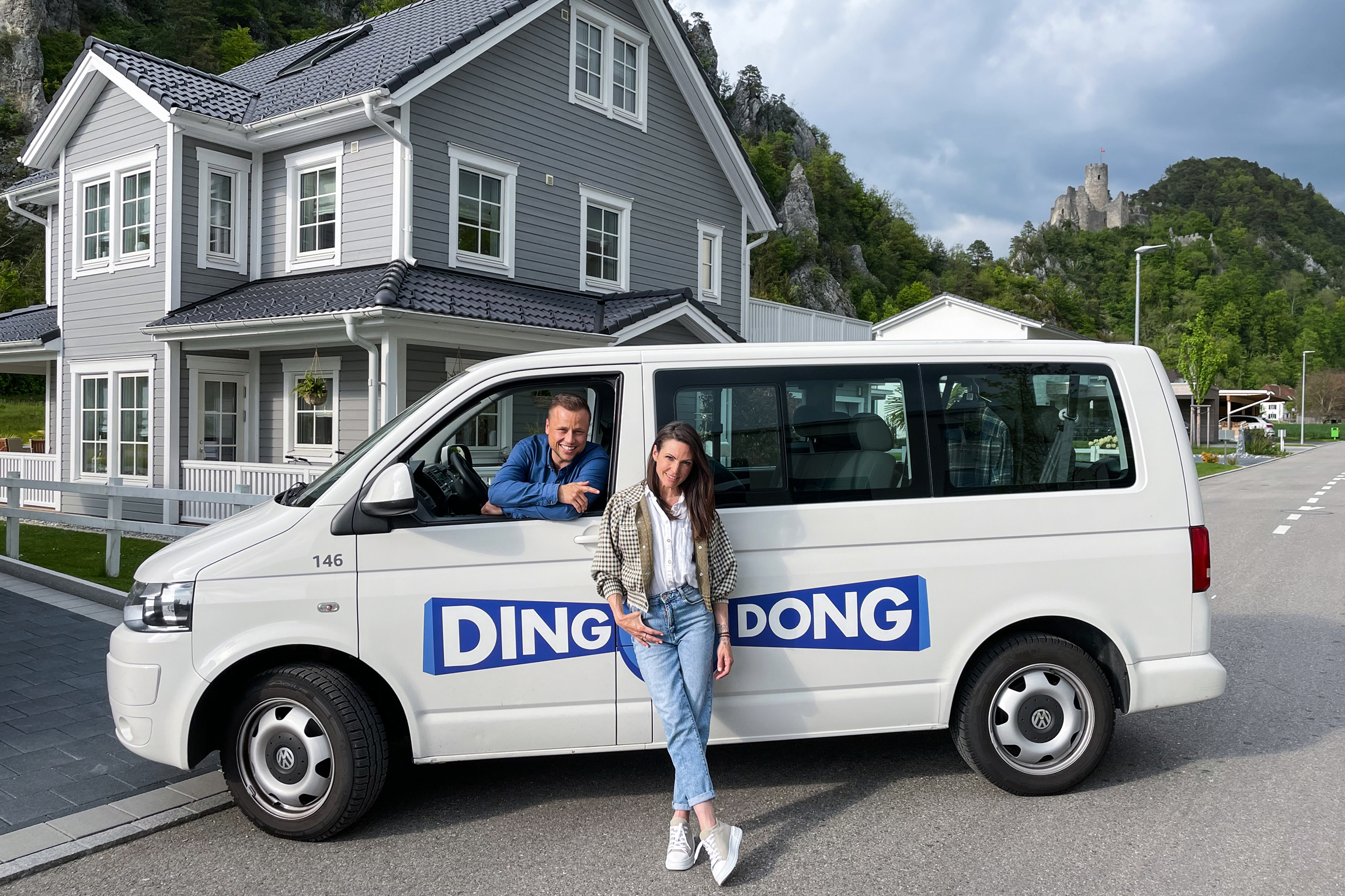 Ding Dong – Zeig mir dein ZuhauseStaffel 5Folge 1Jan Fitze und Viola Tami auf Ding Dong Besuch in einem Timberhouse in Balsthal/SO2022Copyright: SRF