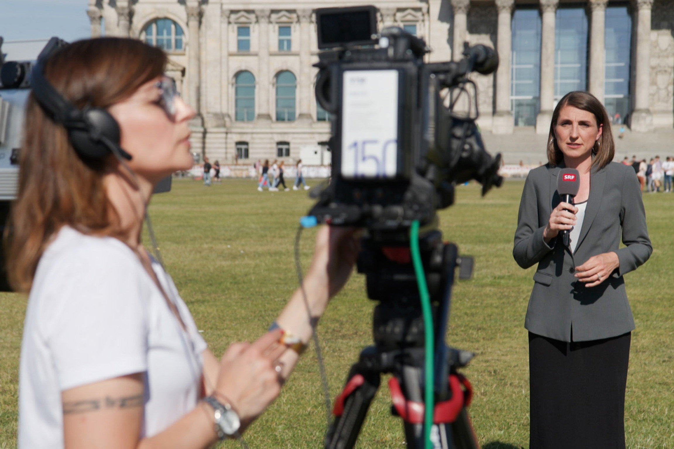 Reporter Ode an Berlin Kamerafrau Vivian Wang und Korrespondentin Bettina Ramseier bei der Arbeit