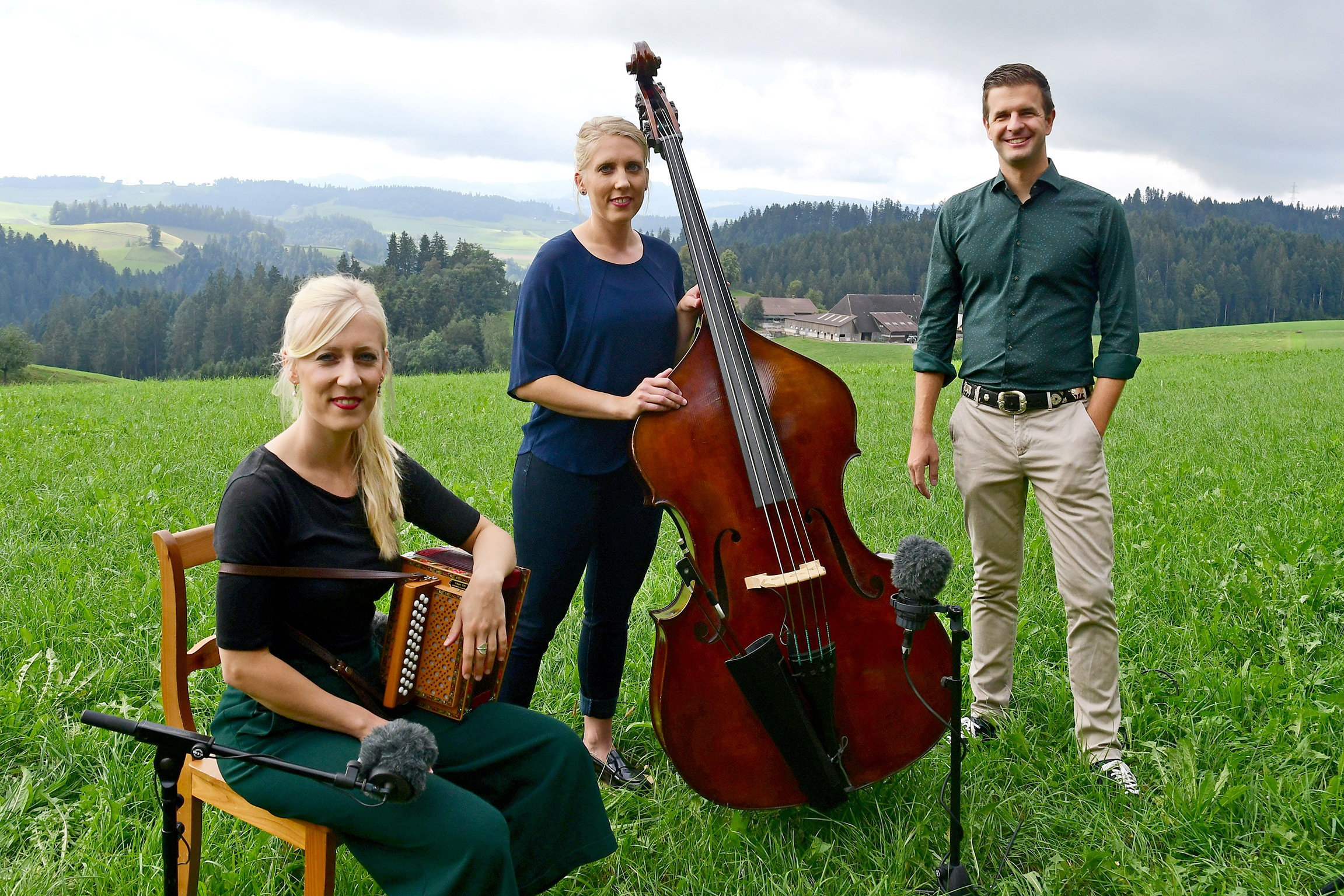 Örgelizauber aus dem Emmental: Am Schwyzerörgeli Kristina Brunner, am Kontrabass Evelyn Brunner mit Moderator Nicolas Senn