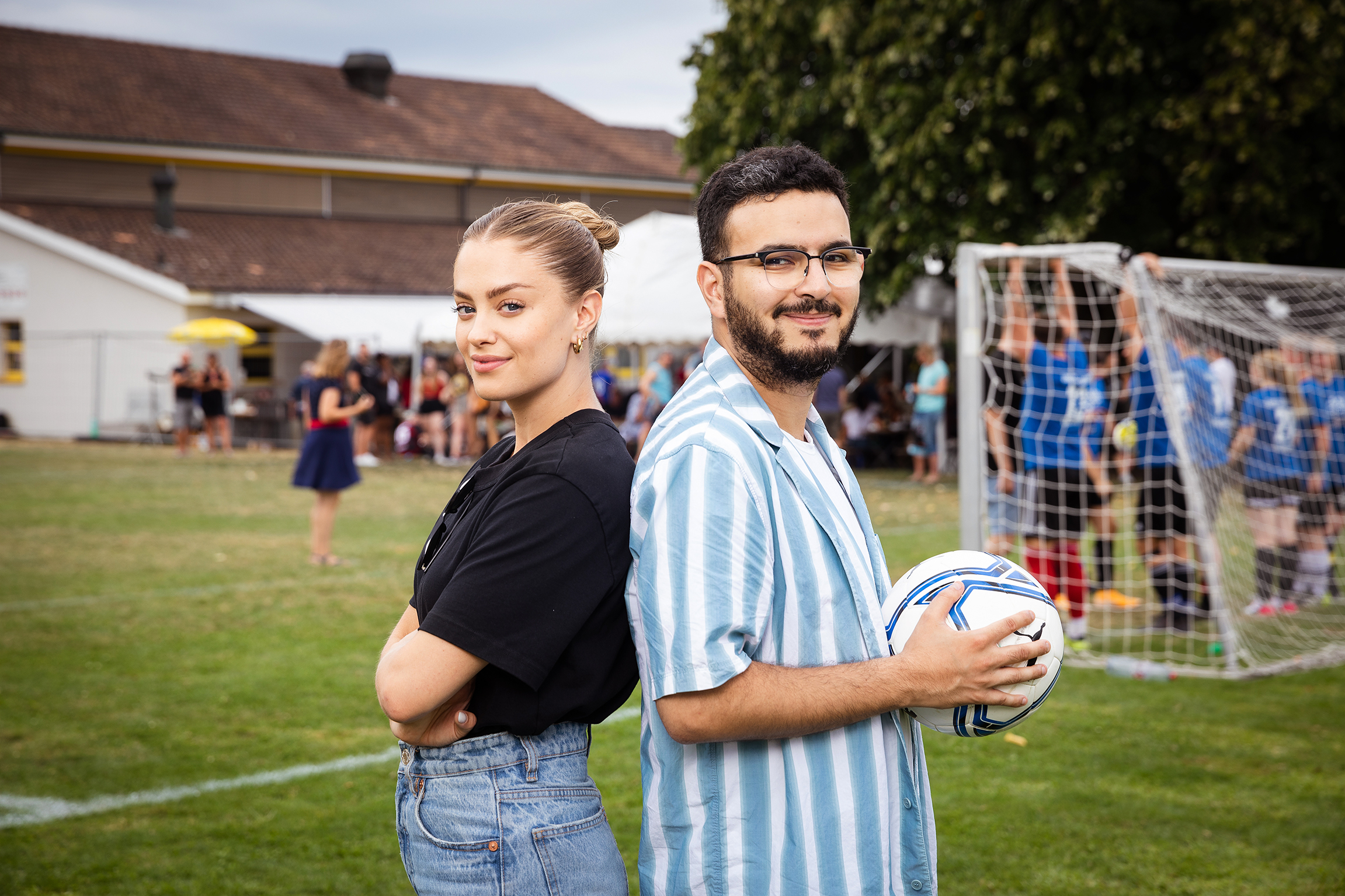 SRF DOK FIFA schickt Fussball-WM 2022 in die Wüste – Katars Kampf für ein modernes Image Die beiden Hosts Jennifer Bosshard (SRF) und Yacine Nemra (RTS)