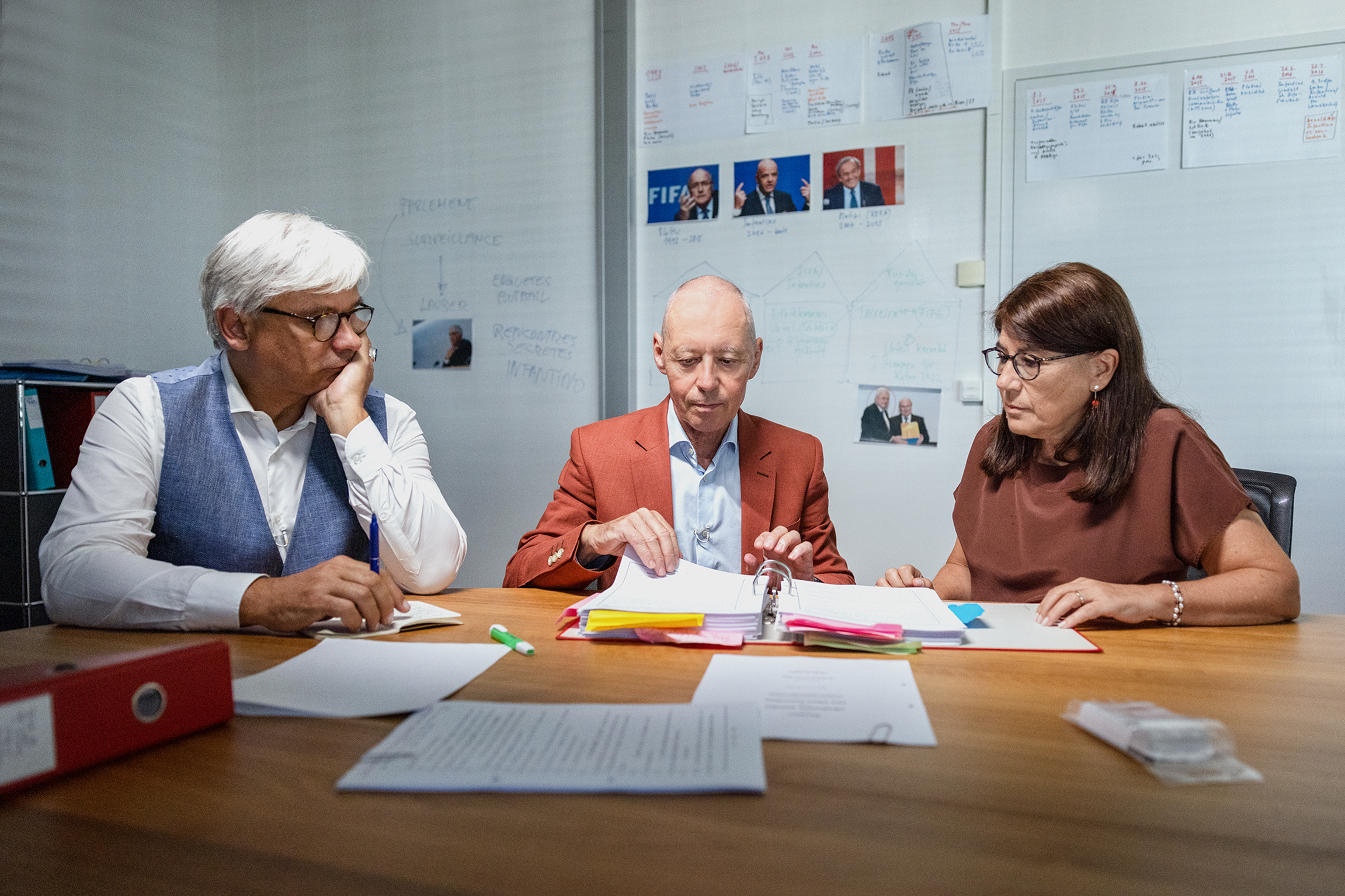 SRF DOK FIFA – Das Monster WM 2022 – Katar und der Schatten der Korruption Das Rechercheteam: Ludovic Rocchi, Maria Roselli und Hansjürg Zumstein