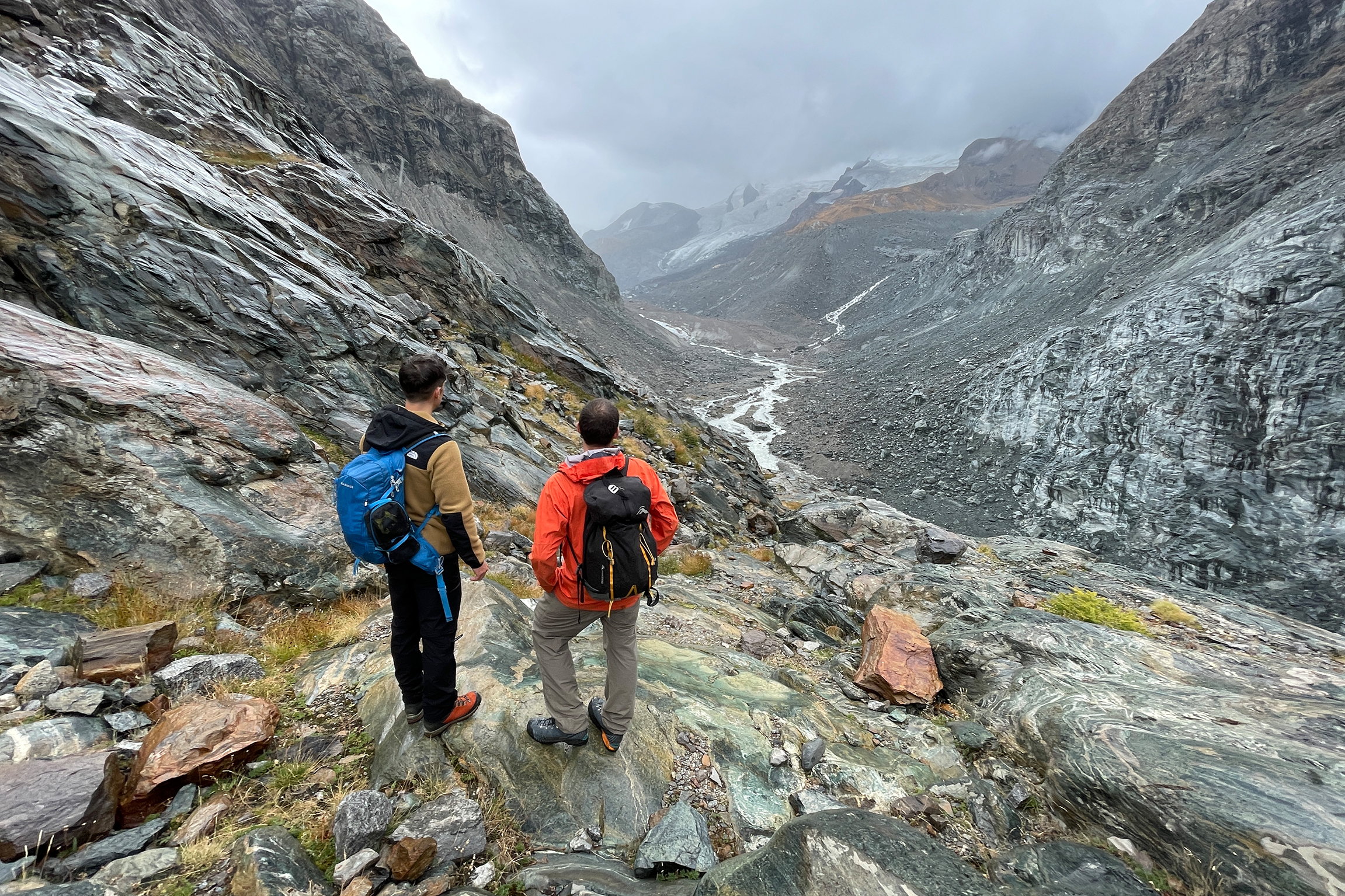 Einstein Rekordschmelze: Das Verschwinden der Gletscher Tobias Müller mit dem Glaziologen Mauro Werder beim Gornergletscher in Zermatt.