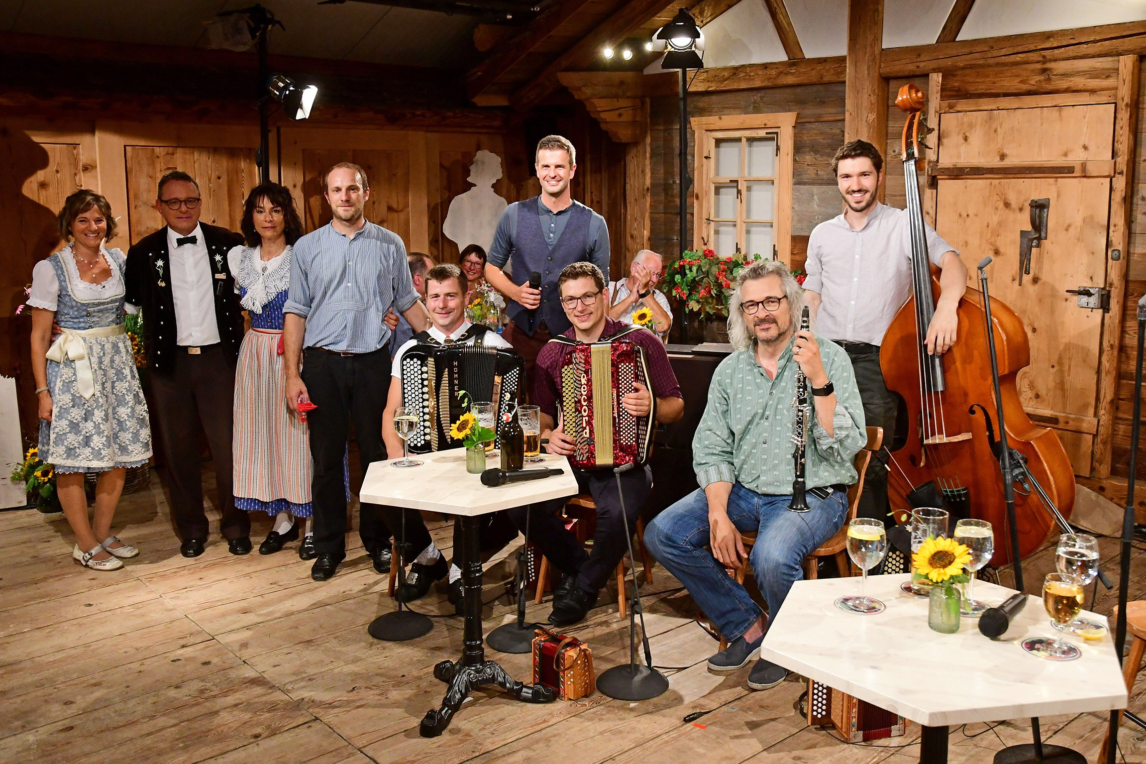 Stubete Musiker: V.l.n.r. hinten stehend: Claudia Lüthi Büren, Dölf Zobrist, Sonja Lieberherr, Simon Lühti, Nicolas Senn und Andrea Schmid.V.l.n.r. sitzend am Tisch: Roman Hersche, Philipp Müller und Dani Häusler