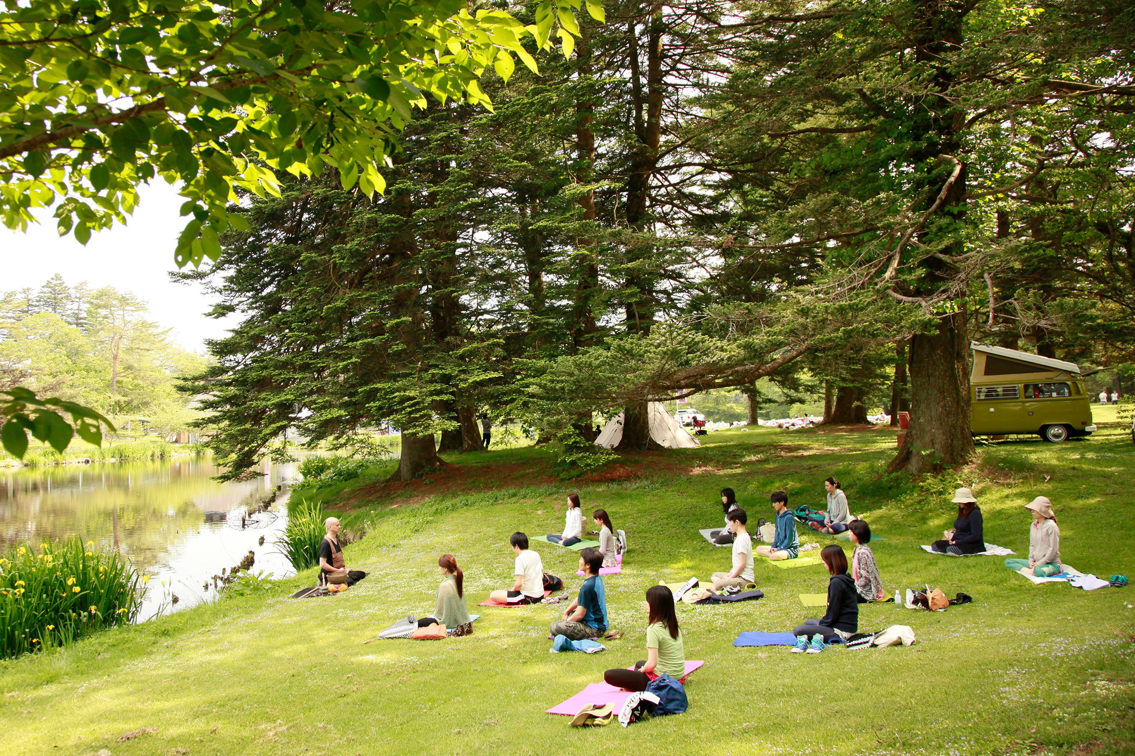 Sternstunde ReligionMuhō Nölke – Besser Sterben mit Zen?Zenmeister Muhō Nölke lehrt in einem Park in Osaka Copyright: SRF/Privatarchiv Muhō Nölke