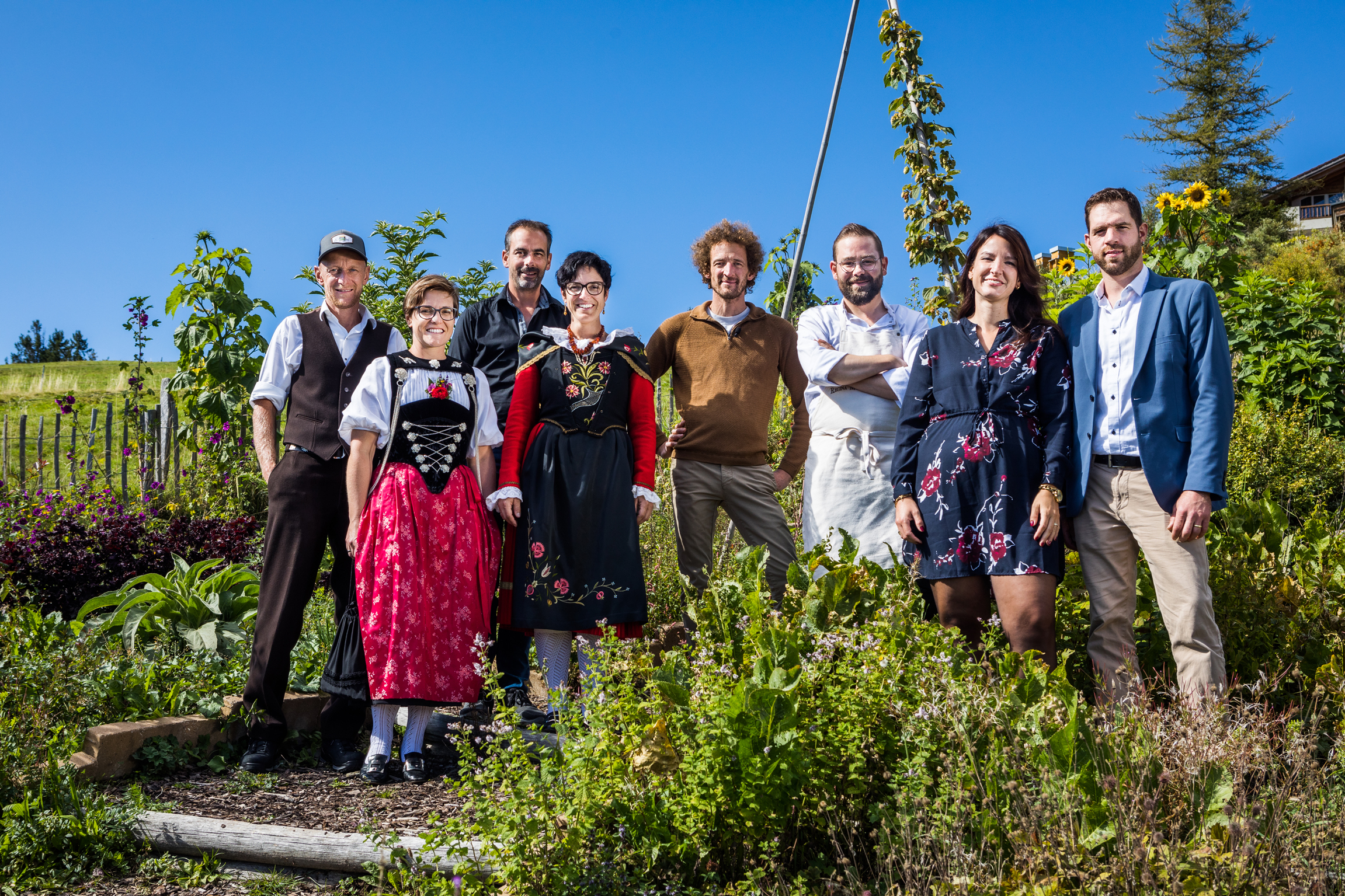 SRF bi de Lüt – Landfrauenküche Spezial - Gourmet Editionv.l.: Beat Schilt, Sonja Schilt, Duri Padrun, Nina Padrun, Gregor Vörös (Gastgeber), Benedikt Voss (Küchenchef), Daniela Huwiler, Patrick Huwiler2022Copyright: SRF/Miriam Künzli