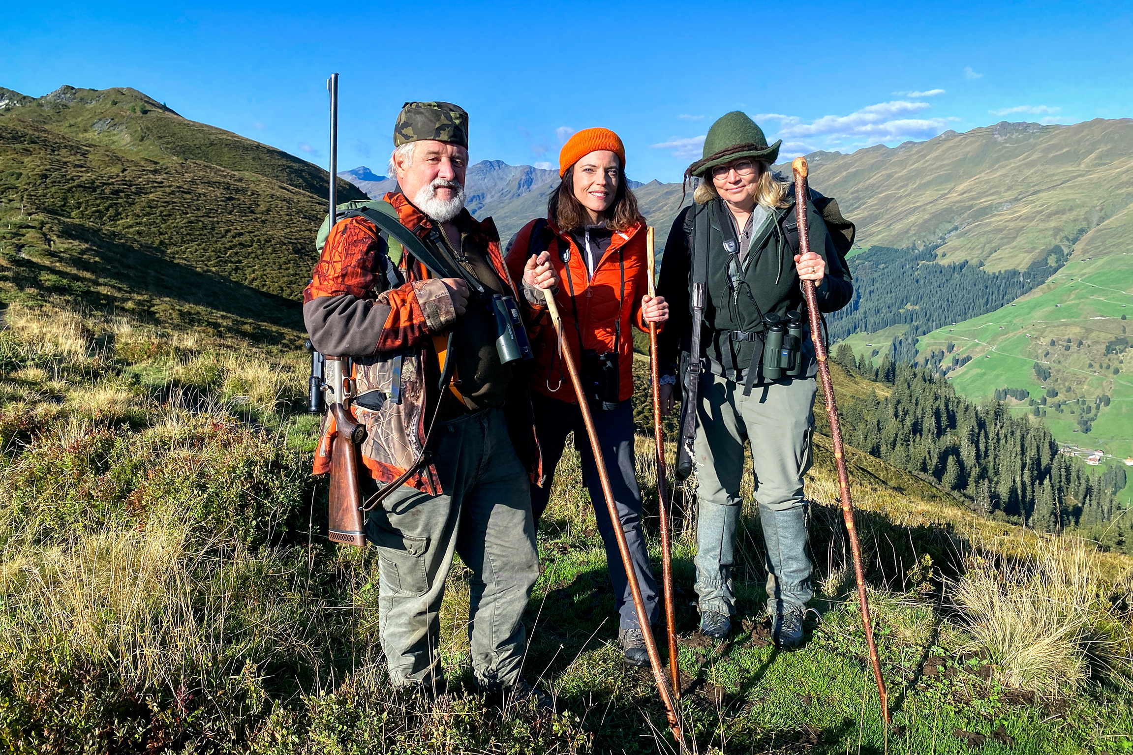 Mona mittendrin – Auf der Bündner Hochjagd Mona Vetsch (M.) mit den Jägern Noldi Tiri (l.) und Annina Schreich (r.)