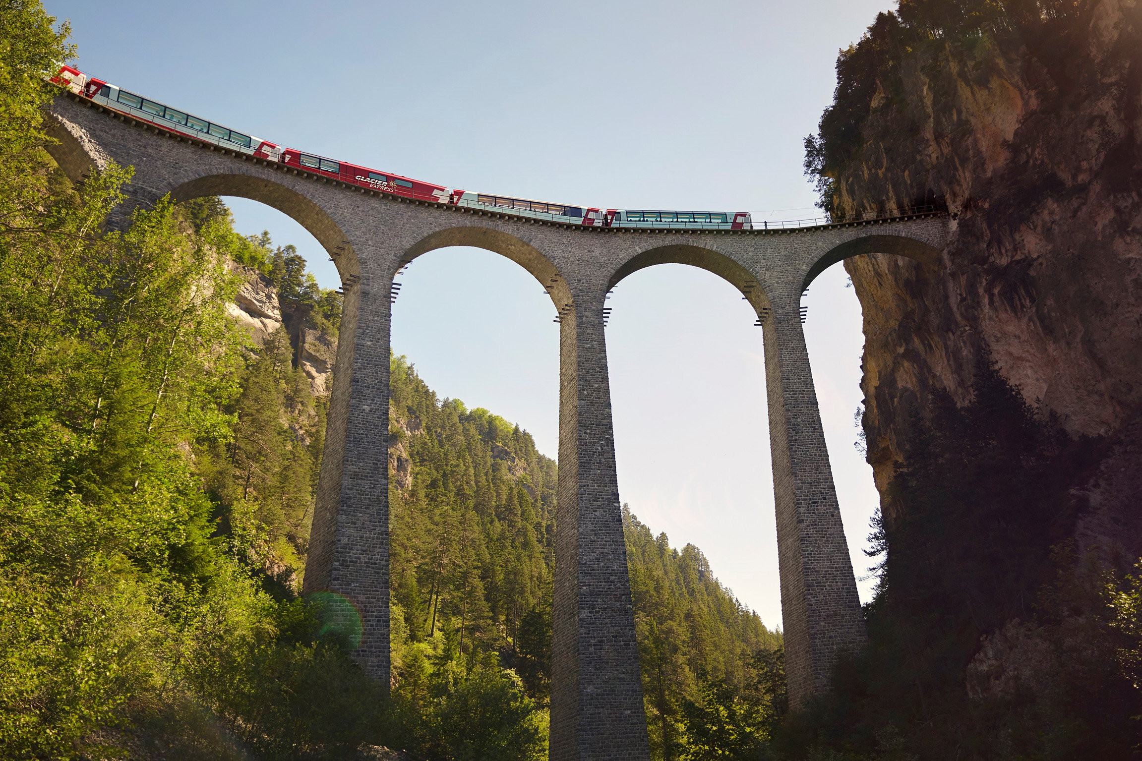 EinsteinEisenbahnweltmeister SchweizGlacier Express auf dem LandwasserviaduktCopyright: SRF
