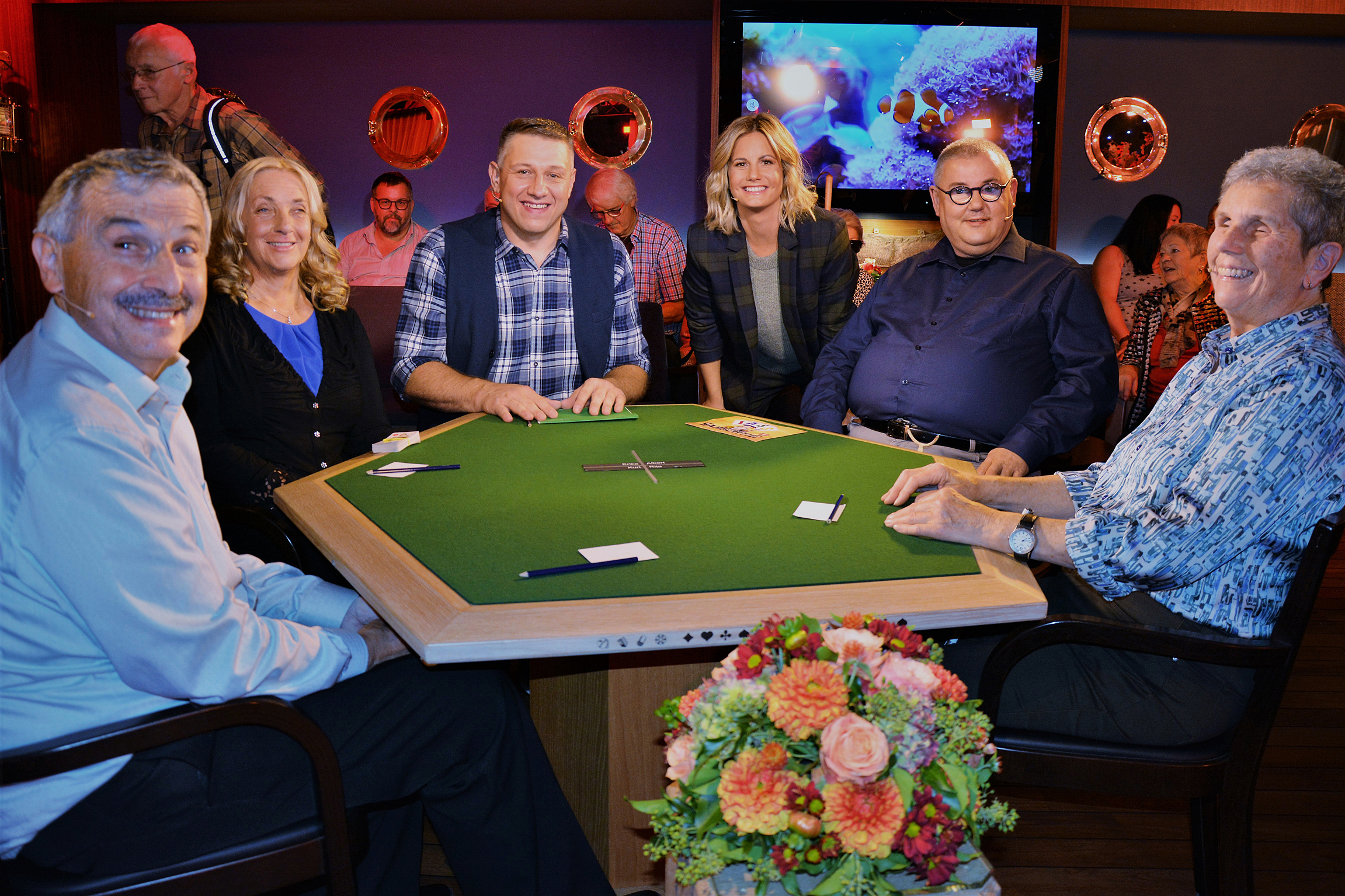 Samschtig-Jass – Sehbehinderten Specialv.l. Kurt Halberr, Erika Weber, Jass-Schiedsrichter Jörg Abderhalden, Moderatorin Fabeinne Gyr, Albert Bänninger und Rita Nussbaumer2022Copyright: SRF