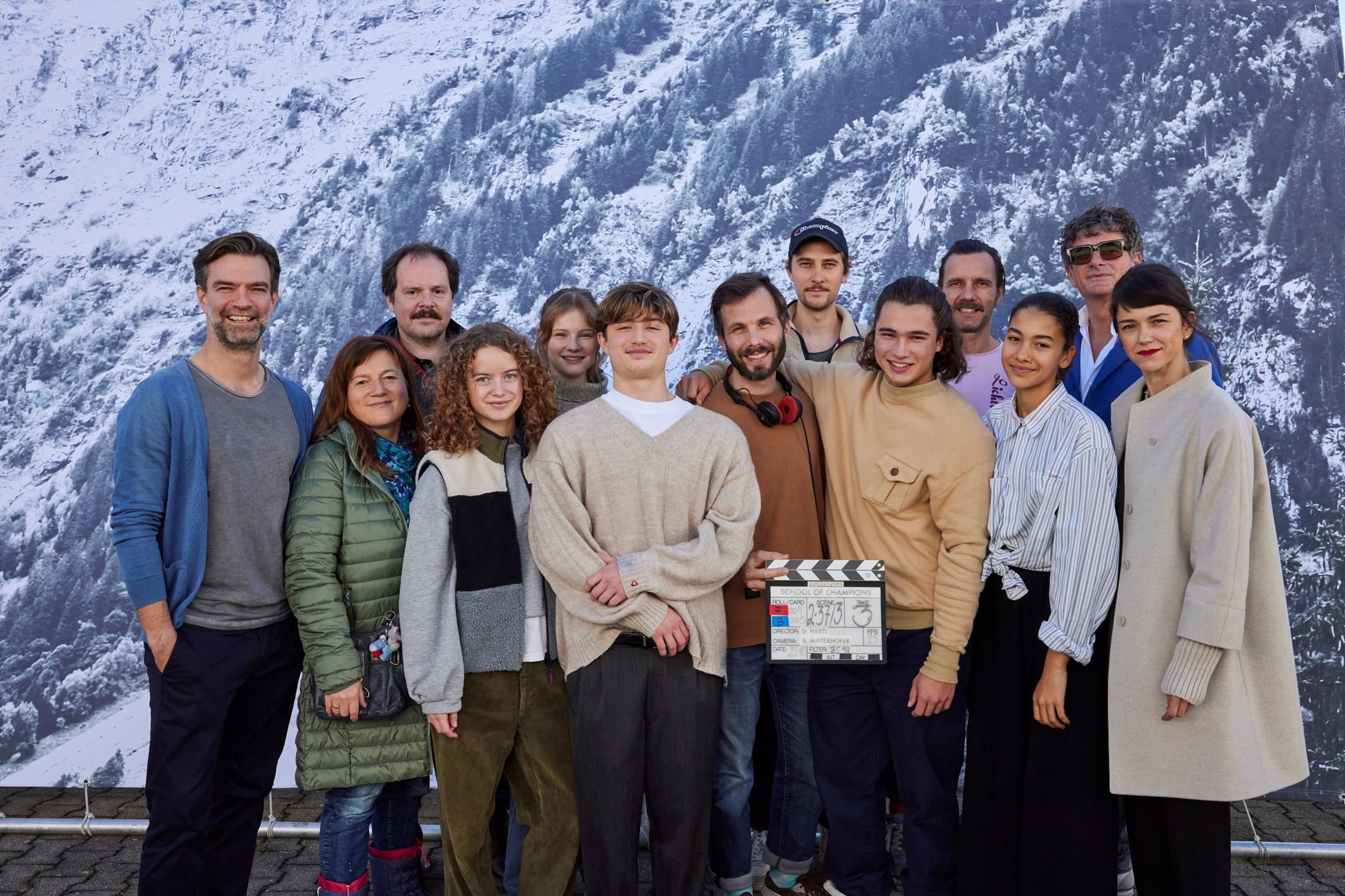 School of ChampionsDrehstart (v.l.n.r.):Jakob Seeböck (Mark Auer), Gisela Salcher (Anita Strobl), Thomas Mraz (Karl Strobl), Anna Thunhart (Steffi Strobl), Emilia Warenski (Dani Strobl), Imre Lichtenberger (Nikki Auer), Dominik Hartl (Regie), Samuel Schultschik (Drehbuch/Showrunner), Moritz Uhl (Georg Stoiber), AndrÈ Mayerhofer (Kamera), Luna Mwezi (Nawal Ammann), John Lueftner (Produzent), Sarah Spale (Sophia Ammann)Copyright: SRF/ORF/Superfilm/Fabio Eppensteiner