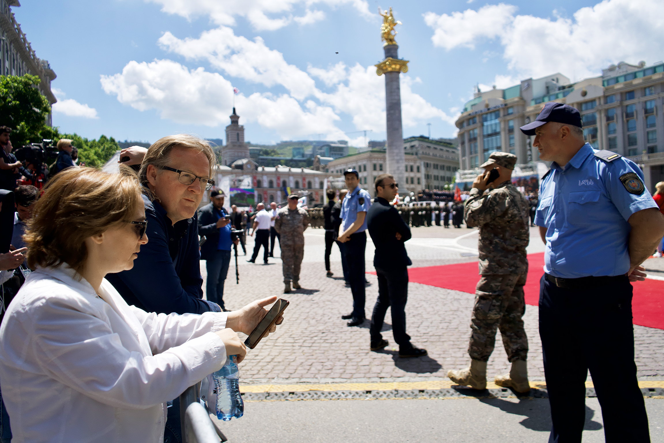 SRF DOKGrenzerfahrung Russland – Konfliktzone KaukasusFeier auf dem Freiheitsplatz zum Tag der Unabhängigkeit in Tiflis, GeorgienCopyright: SRF