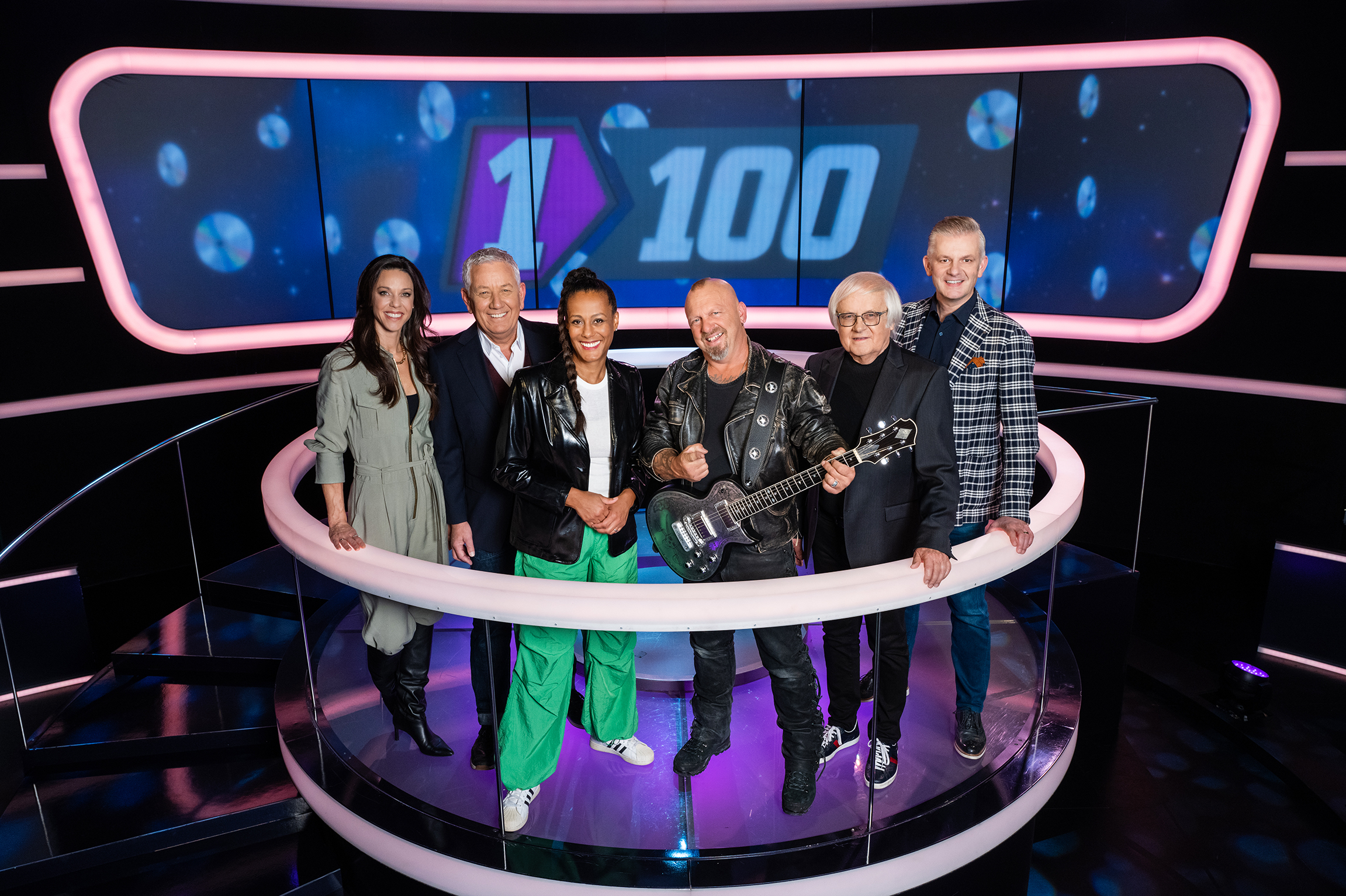 1 gegen 100 Promispecial Kiki Maeder, Röbi Koller, Moderatorin Angélique Beldner,  Gölä, Gilbert Gress, Rainer Maria Salzgeber2022Copyright: SRF/Gian Vaitl