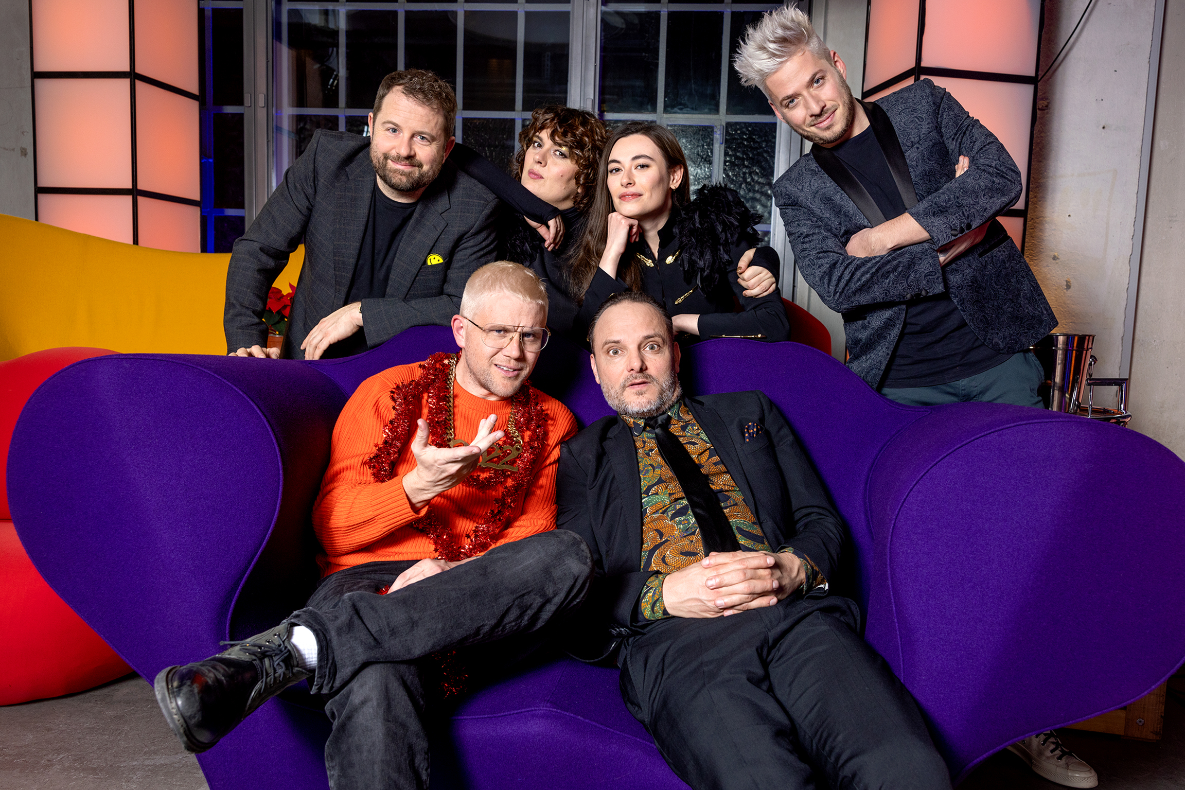 DevilleEndjahresroastGruppendild der Comedians: hinten v.l.: Gabriel Vetter, Patti Basler, Sanija Ameti und Joël Mutzenbechervorne: Knackeboul (l.) und Dominic Deville (r.)2022Copyright: SRF/Gian Vaitl