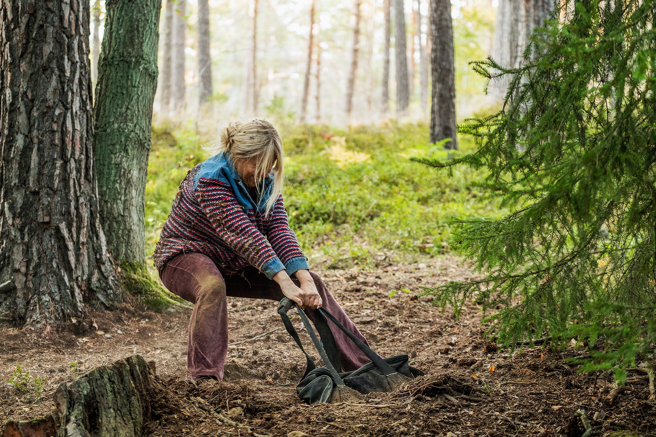 Dough – Fette Beute Staffel 1 Folge 1 Ein millionenschwerer Fund im Wald: Helena Af Sandeberg als Malou Copyright: SRF/Newen