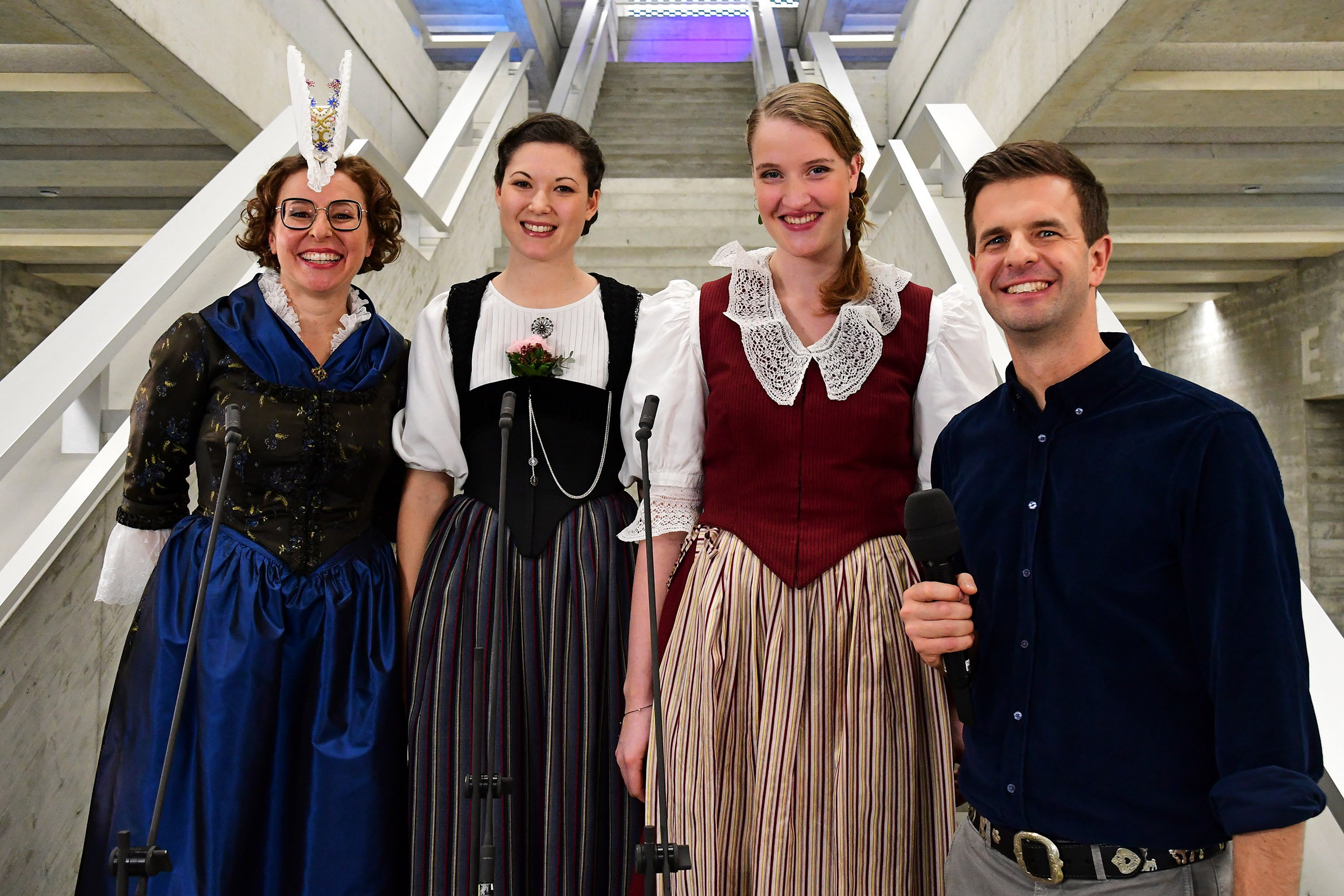 Potzmusigan der Hochschule Luzern Musik Studierende Jodel:Dozentin Nadja Räss, Studierende Daria Occhini und Andrea Küttel mit Moderator Nicolas Senn Copyright: SRF/eatsdesign.ch/Nicolas Senn