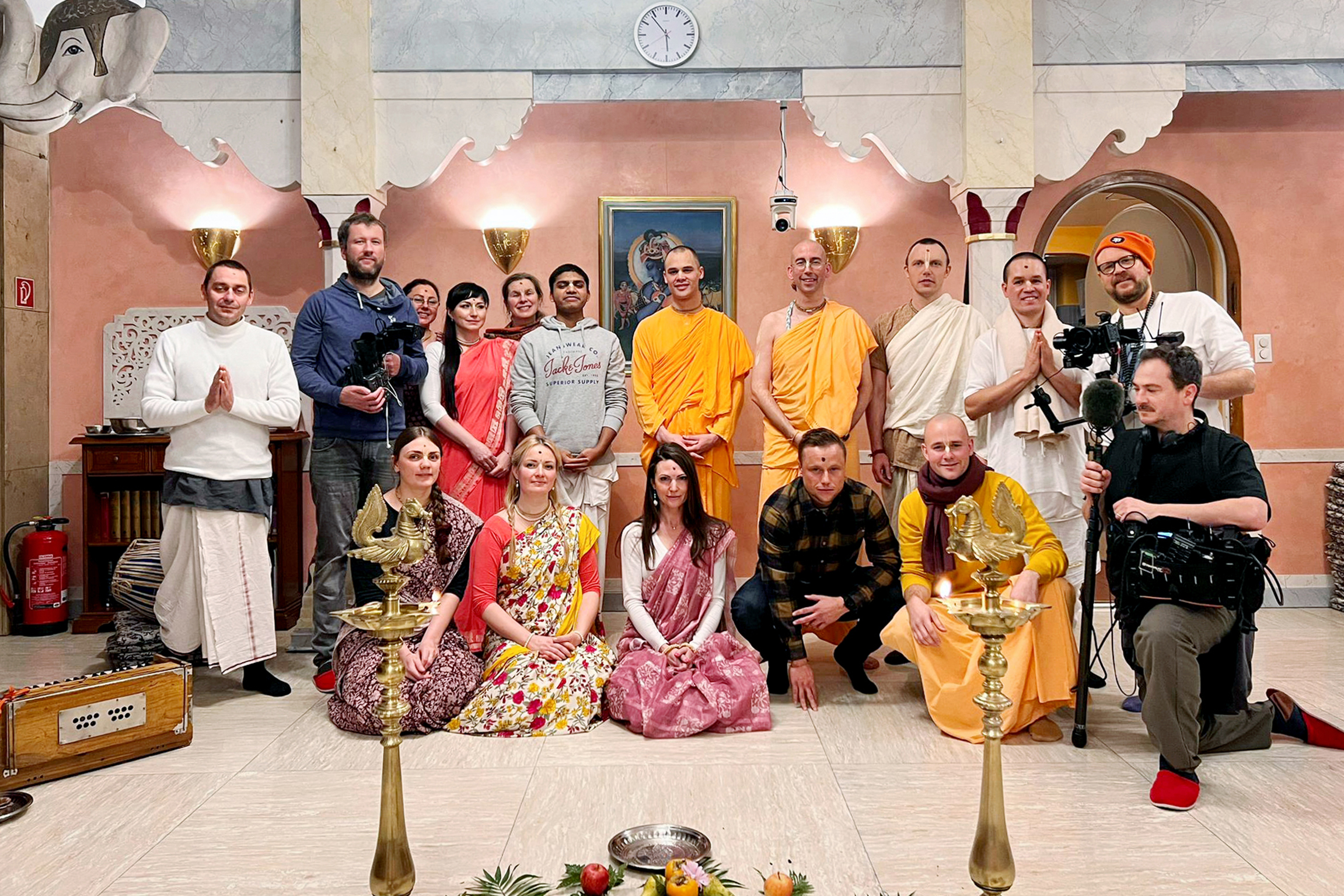 Ding Dong – Zeig mir dein ZuhauseStaffel 6Folge 3Viola Tami (vorne M.) im Hare Krishna Tempel in Zürich2023Copyright: SRF