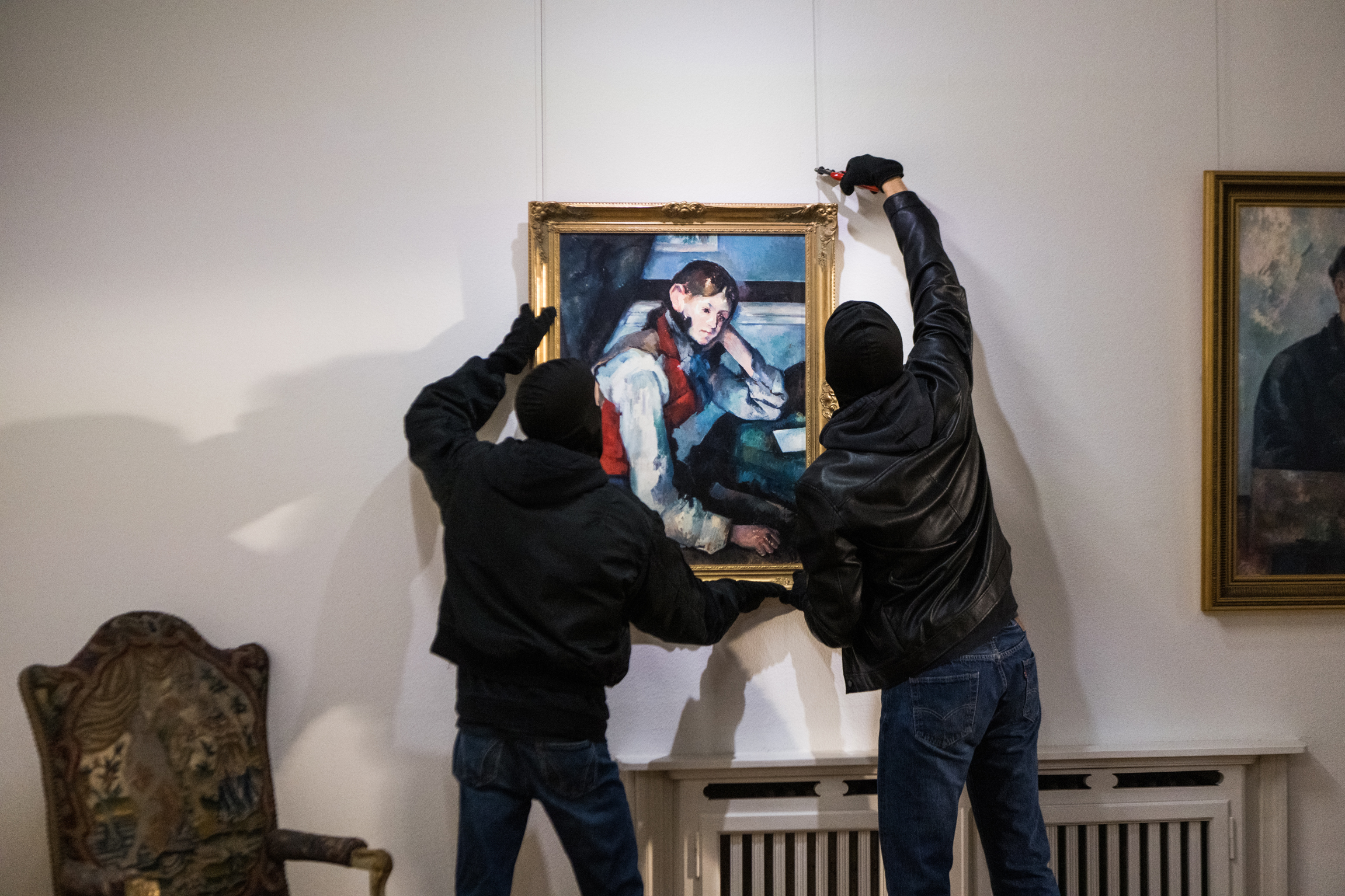 Es geschah am... Der Bührle-KunstraubWissen genau, welche Bilde sie rauben wollen: Die Räuber nehmen sich das Bild «Der Knabe mit der roten Weste» von Paul Cezanne.2023Copyright: SRF/Samuel Schalch
