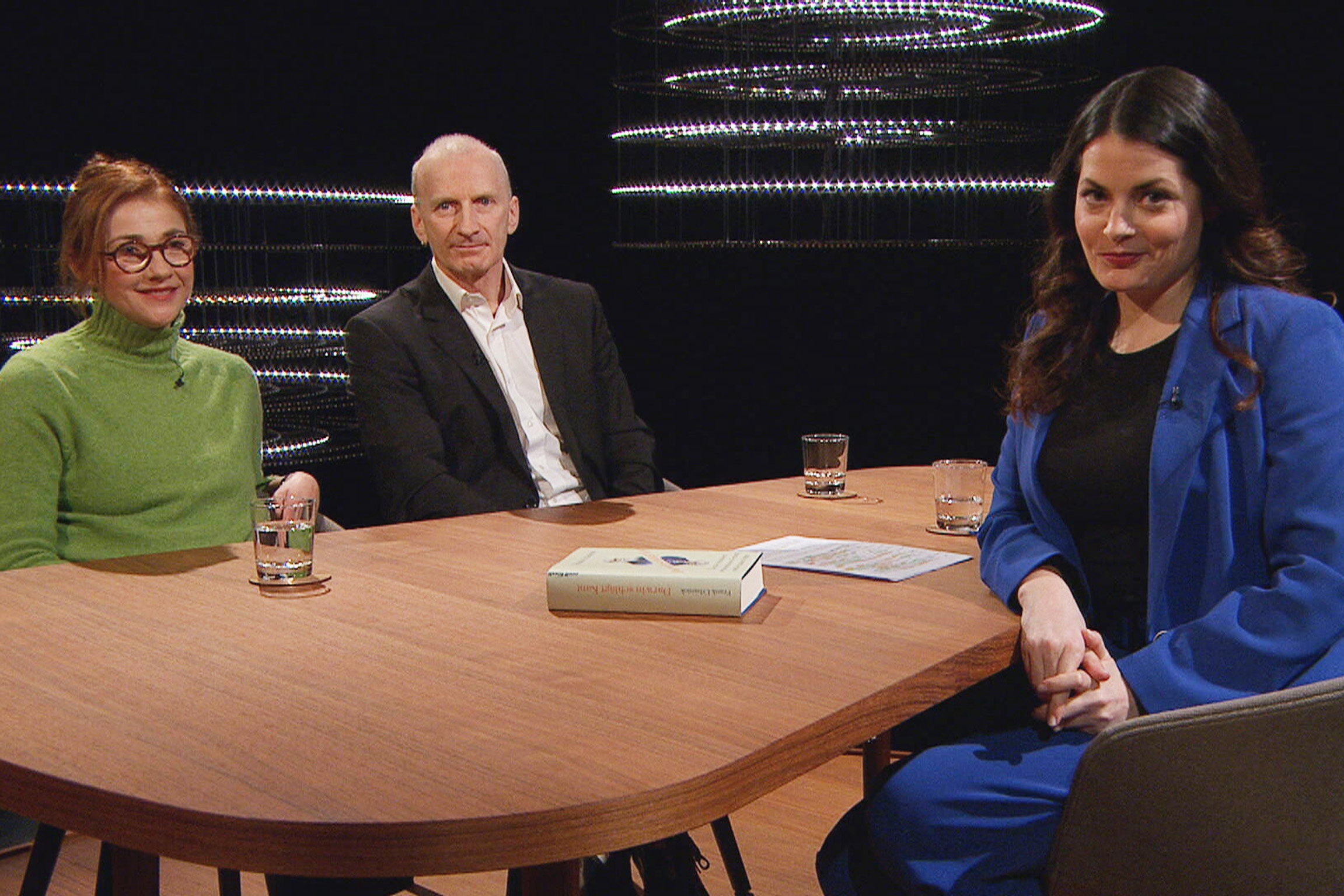 Sternstunde Religion Verschwörungstheorien und ihre Gefahren Moderatorin Olivia Röllin (r.) mit Religionswissenschaftlerin Dorothea Lüddeckens und dem forensischen Psychiater Frank Urbaniok.