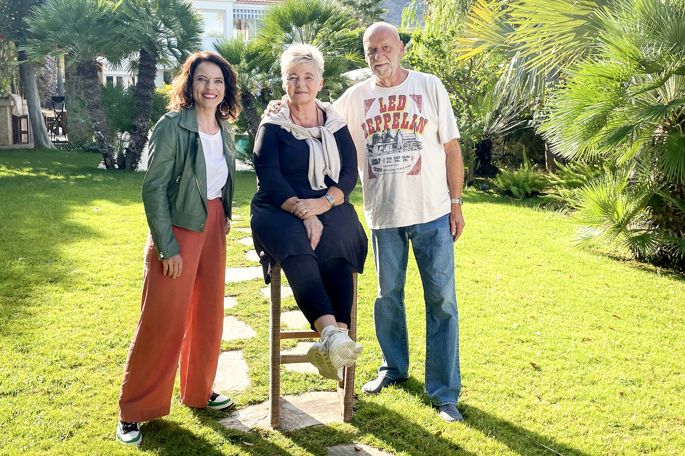 Auf und davonSchweizer Auswanderer – Wiedersehen auf KretaFolge 3Mona Vetsch mit Beatrice und Marcel Buholzer auf Kreta2023Copyright: SRF