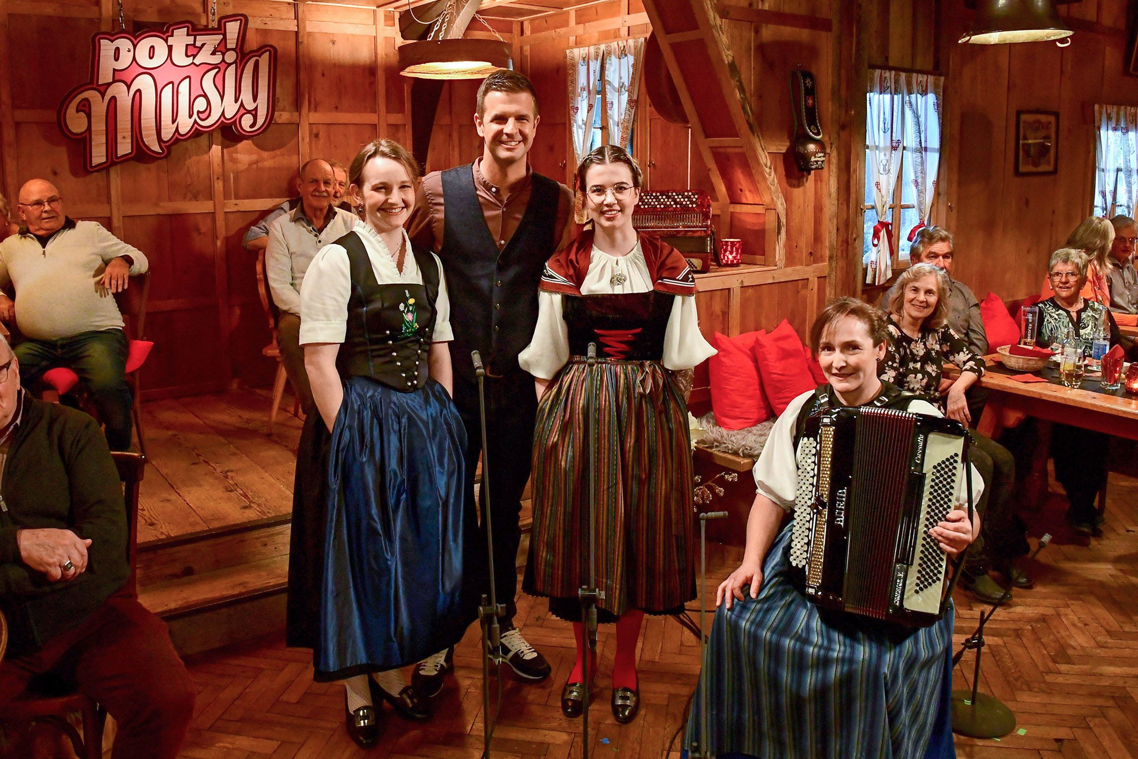 PotzmusigVolkstümliche Klänge aus der Titlis-Hütte LuzernJodelduett Nadine Studer & Arlette Wismer: Jodlerin Arlette Wismer, Moderator Nicolas Senn, Jodlerin Nadine Studer und am Akkordeon Doris ErdinCopyright: SRF/eastdesign.ch/Nicolas Senn
