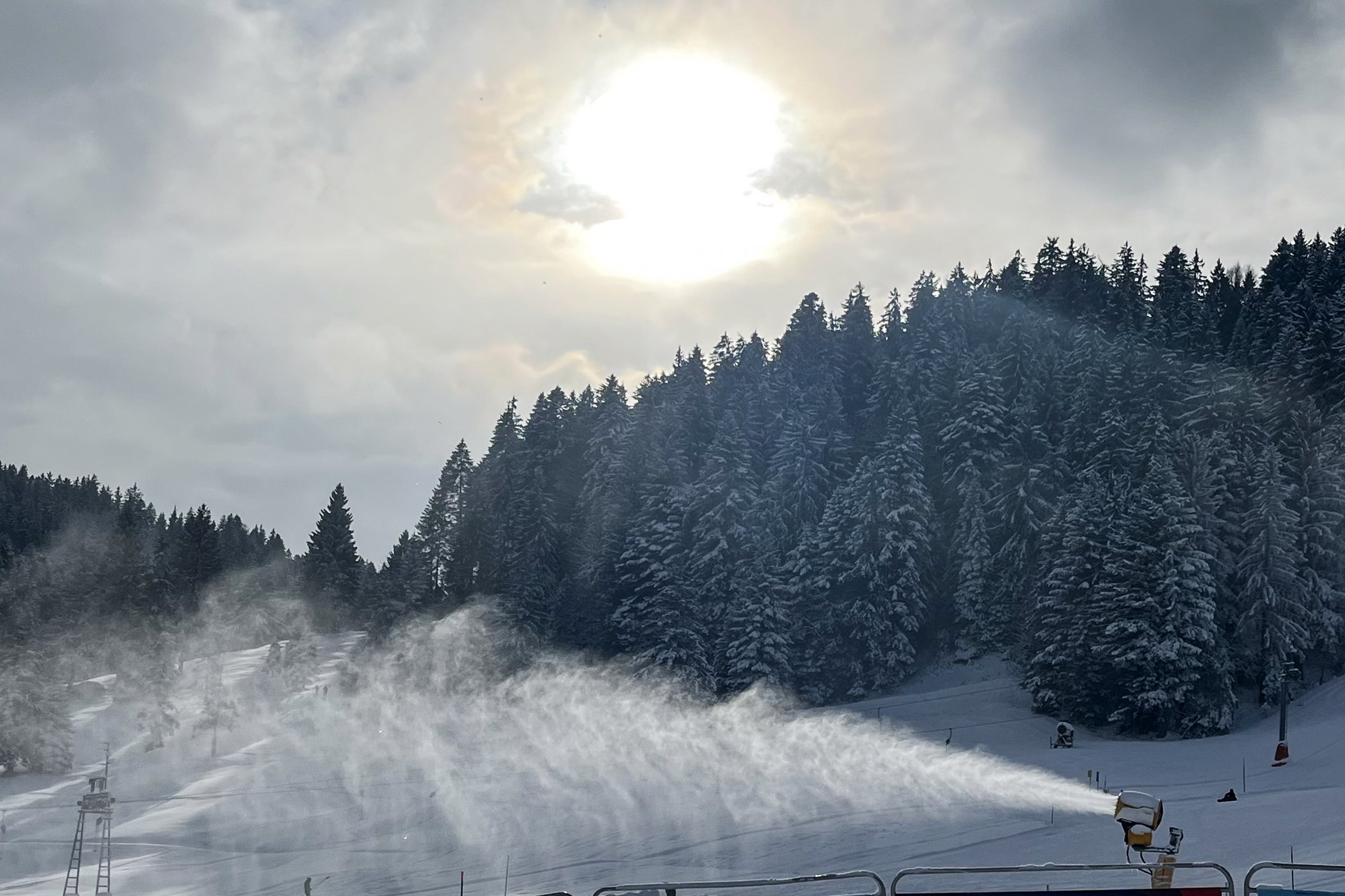 EinsteinWenig Schnee – Viel Arbeit: Pistenmacher am LimitKunstschnee ist für viele Skigebiete systemrelevant. Copyright: SRF