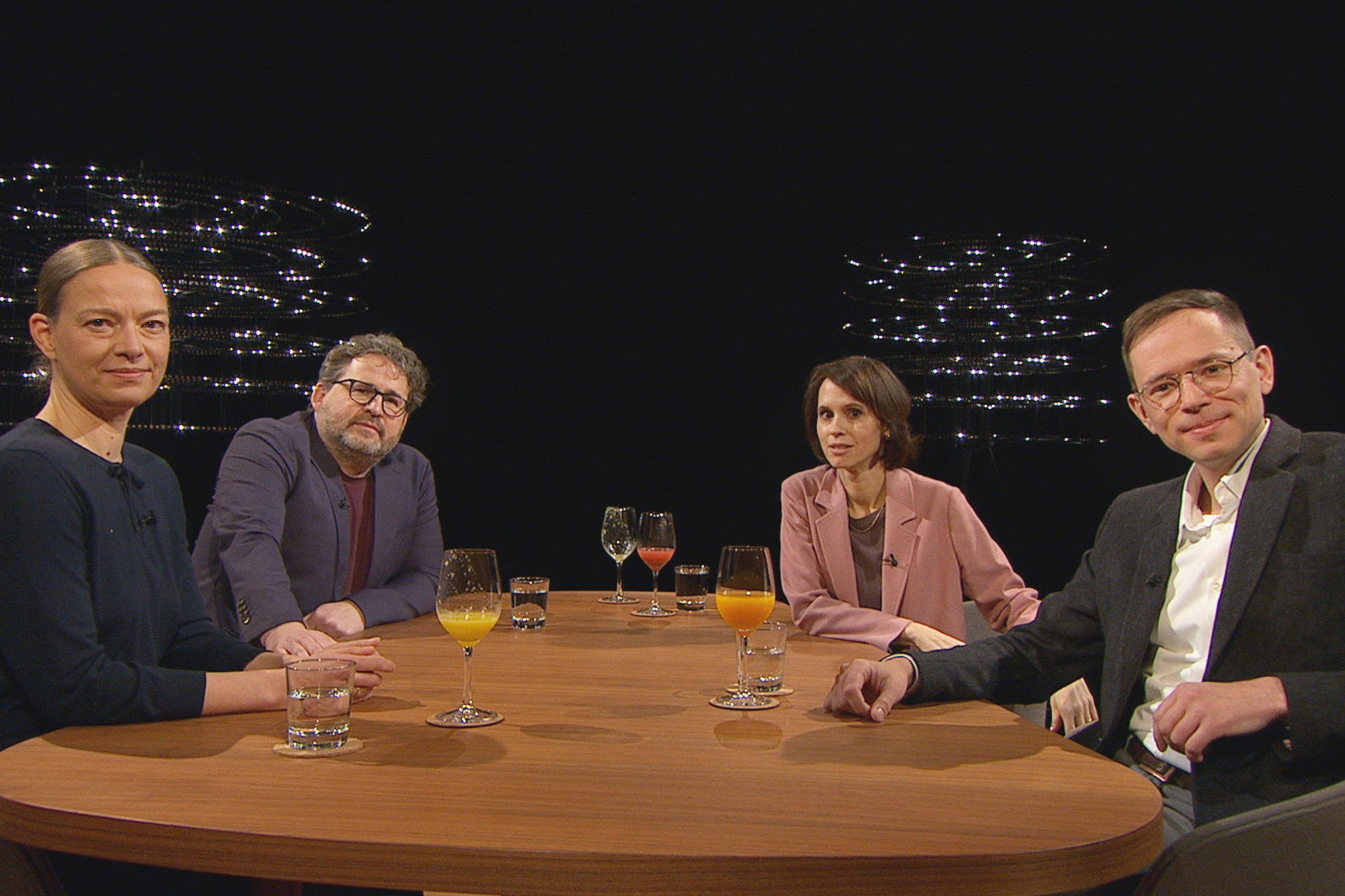 Sternstunde PhilosophieChatbot GPT – Das Ende der Kreativität?Mercedes Bunz, Kulturwissenschaftlerin (l.), Moderaqtor Wolfram Eilenberger, Moderatorin Barbara Bleisch und Hannes Bajohr, Philosoph und Literaturwissenschaftler (r.)Copyright: SRF