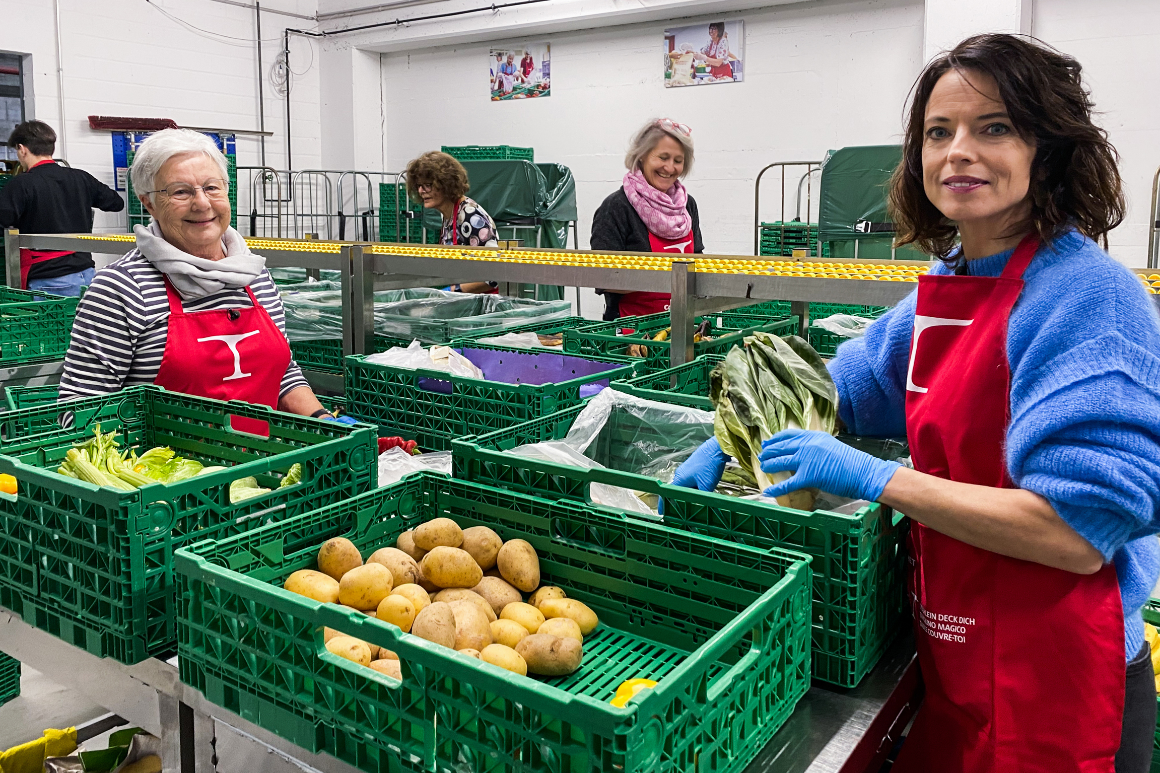 Mona mittendrinBei ArmutsbetroffenenMona Vetsch und die freiwillige Helferin Marianne Locher beim Sortieren weggeworfener Lebensmittel2023Copyright: SRF