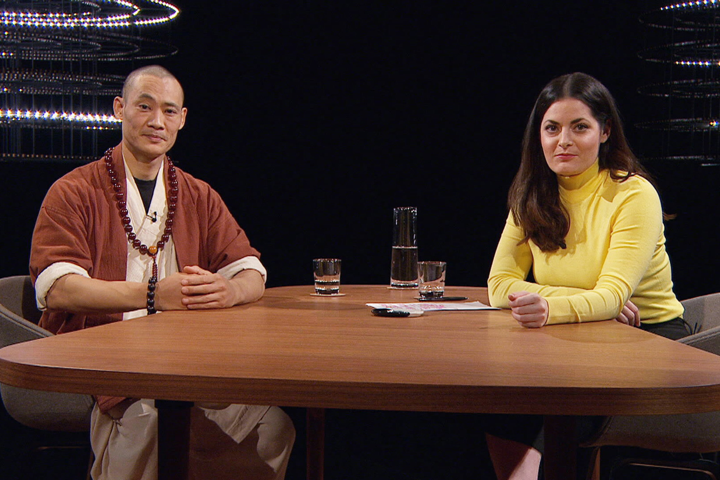 Sternstunde ReligionShi Heng Yi – Der selbstbeherrschte ShaolinShi Heng Yi und Moderatorin Olivia RöllinCopyright: SRF