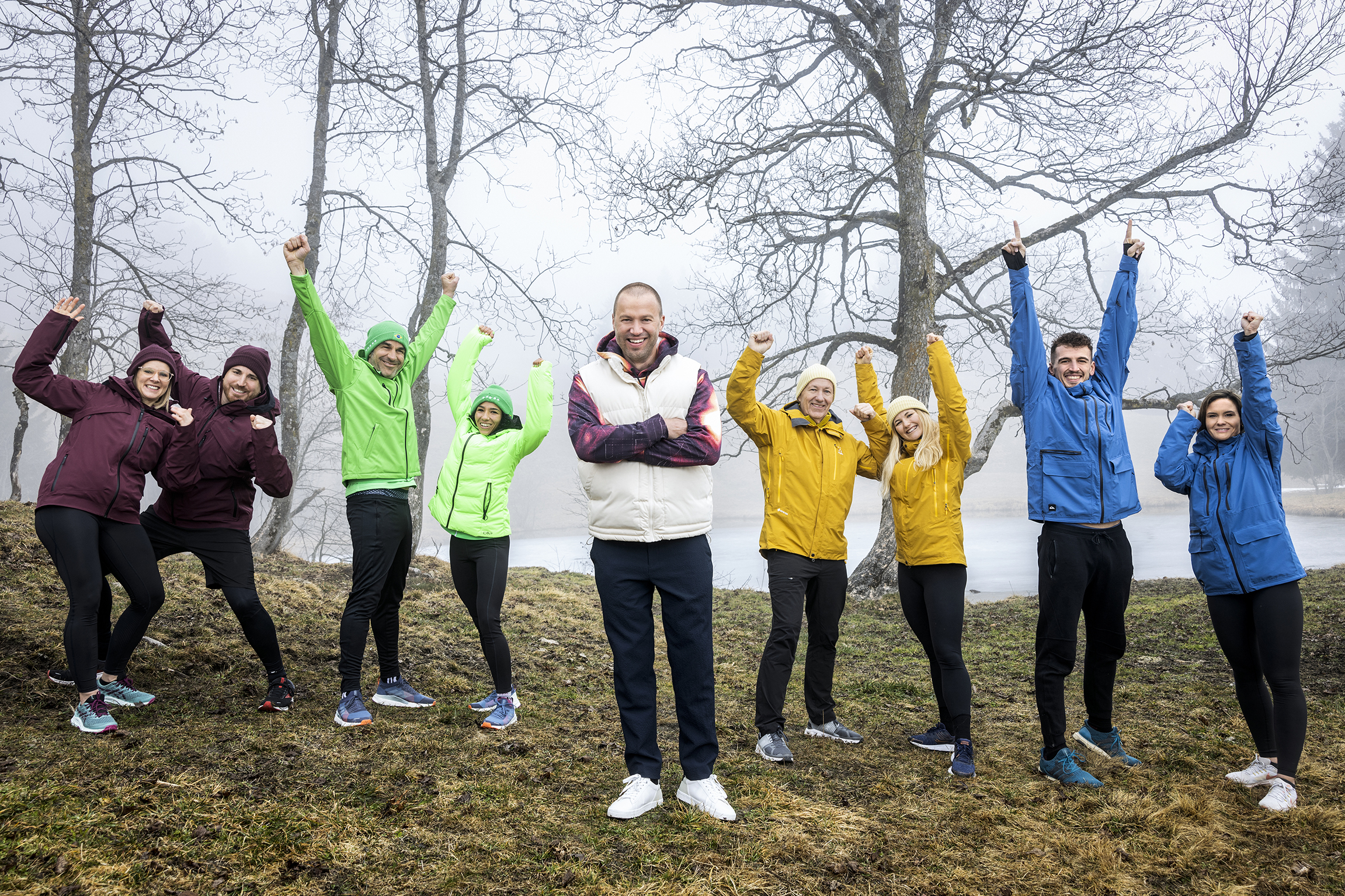 Game of SwitzerlandGruppenbild der Teilnehmer:Kathja (32) und Pascal (35), Boris (48) und Rebekka (39), Moderator Jonny Fischer, Roland (64) und Malin (26), Bledar (31) und Alina (30) 2023Copyright: SRF/Gian Vaitl