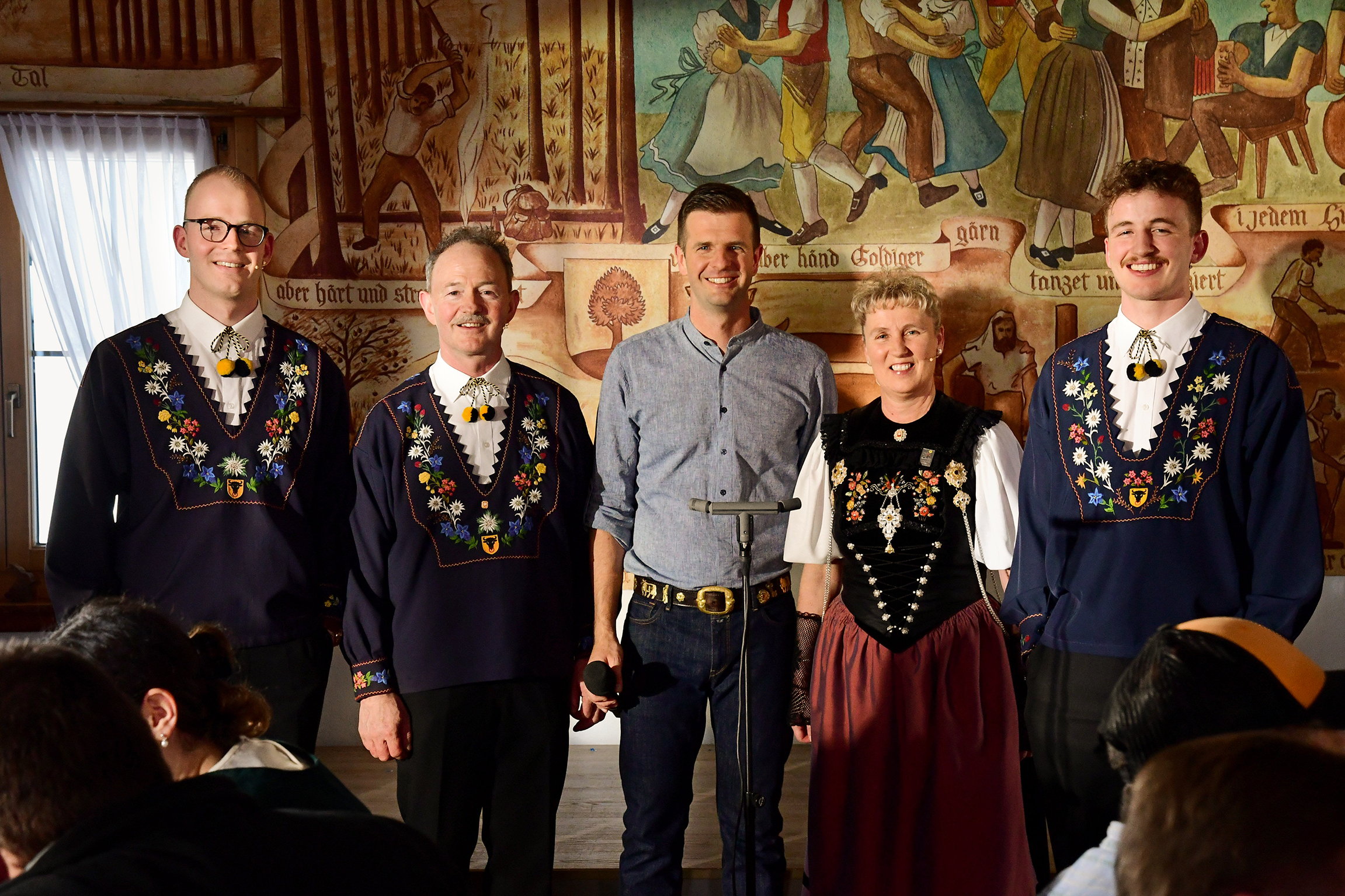 PotzmusigMusikalische Frühlingsgrüsse aus Goldingen SGFamilienquartett ZaniniV.l.n.r.: Raphael, Reto, Erika und David Zanini und am Akkordeon Franz Röösli mit Nicolas Senn (M.)Copyright: SRF/eastdesign.ch/Nicolas Senn