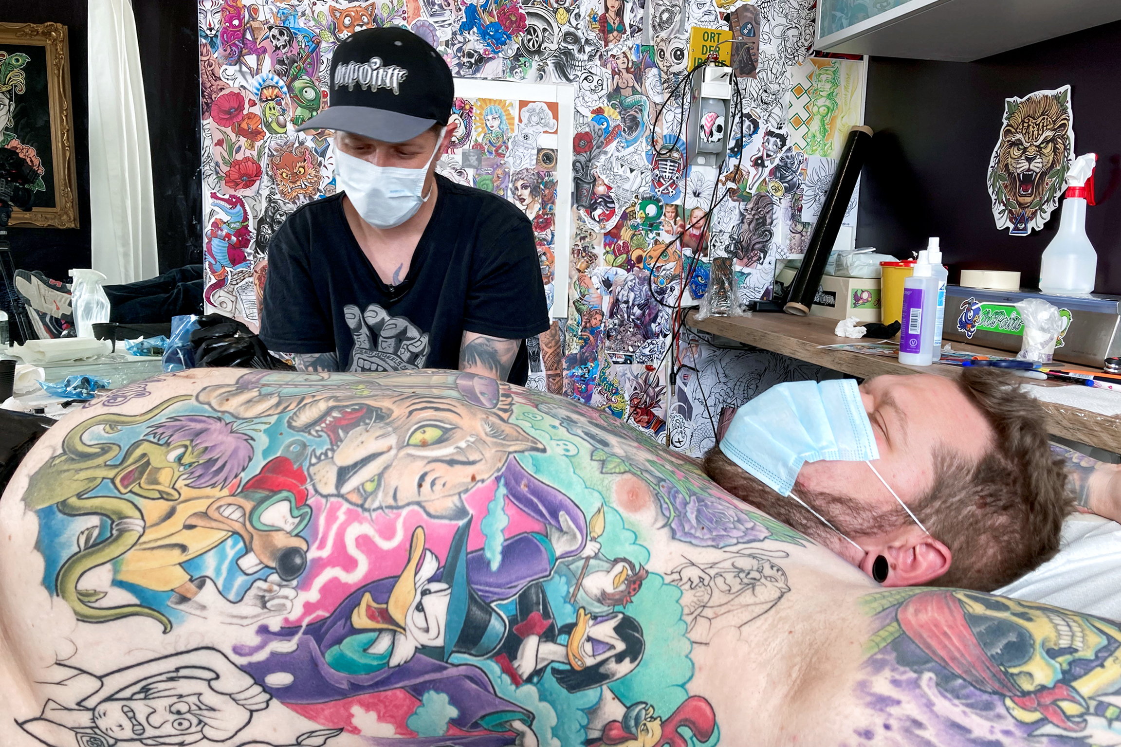SRF DOKTattoo – Für immer und fast ewigDominik Dietrich bei seinem Tätowierer Fabe in St. Gallen: Beide mögen Cartoons und viel FarbeCopyright: SRF