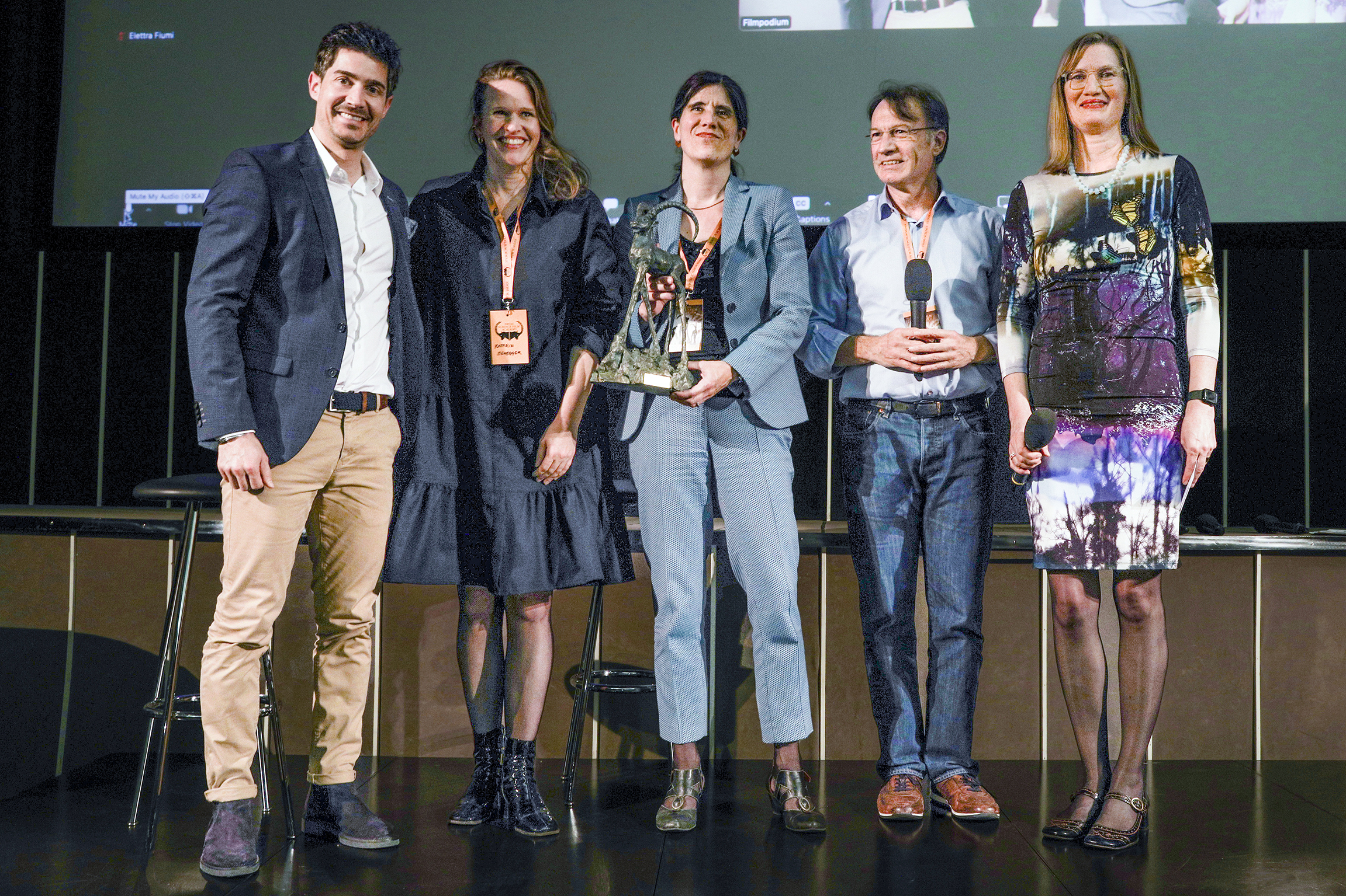 Swiss Science Film Academy Award für SRF EinsteinDas Einsteinteam bei der Preisverleihung: Tobias Müller, Kathrin Hönegger, Andrea Fischli Roth und die beiden Moderatoren vom Swiss Science Film Academy AwardCopyright: SRF/zVg